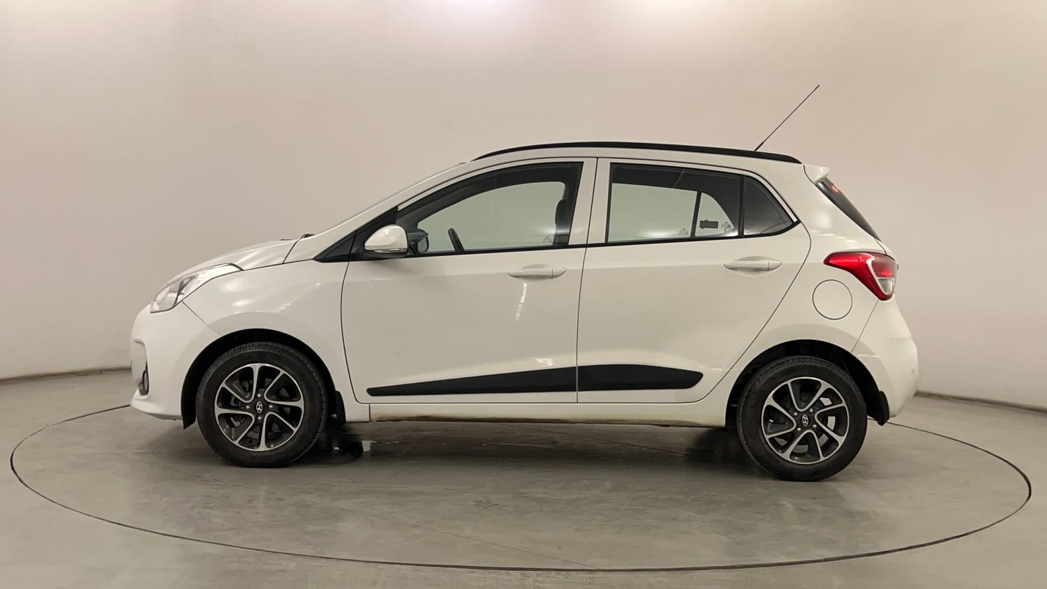 Used 2017 Hyundai Grand i10 Sportz (O) AT 1.2 Kappa VTVT Petrol Automatic exterior LEFT SIDE VIEW