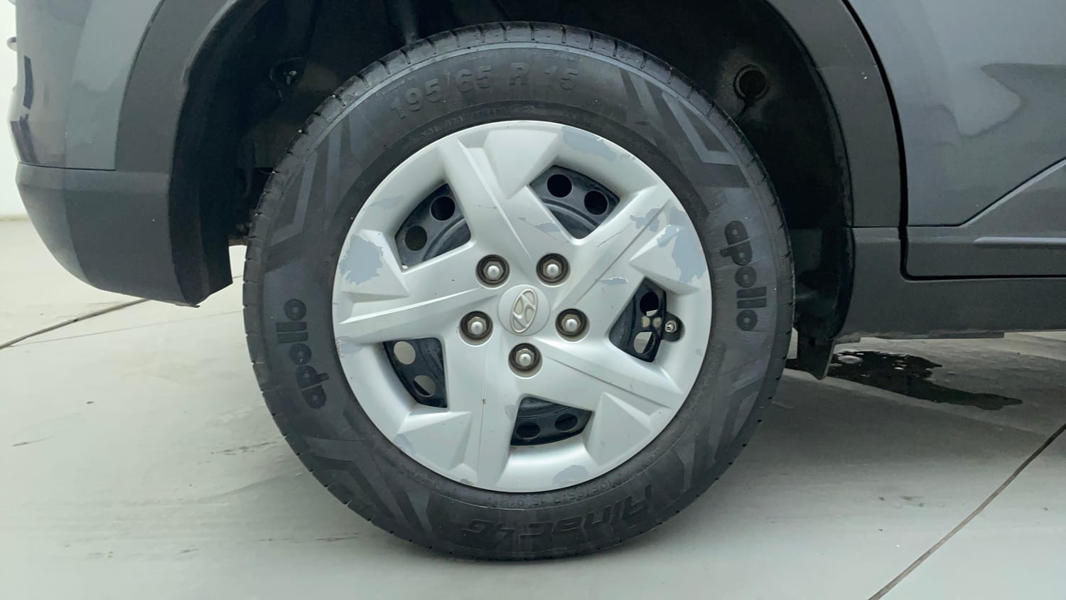 Used 2022 Hyundai Venue SX 1.2 Petrol Petrol Manual tyres RIGHT REAR TYRE RIM VIEW