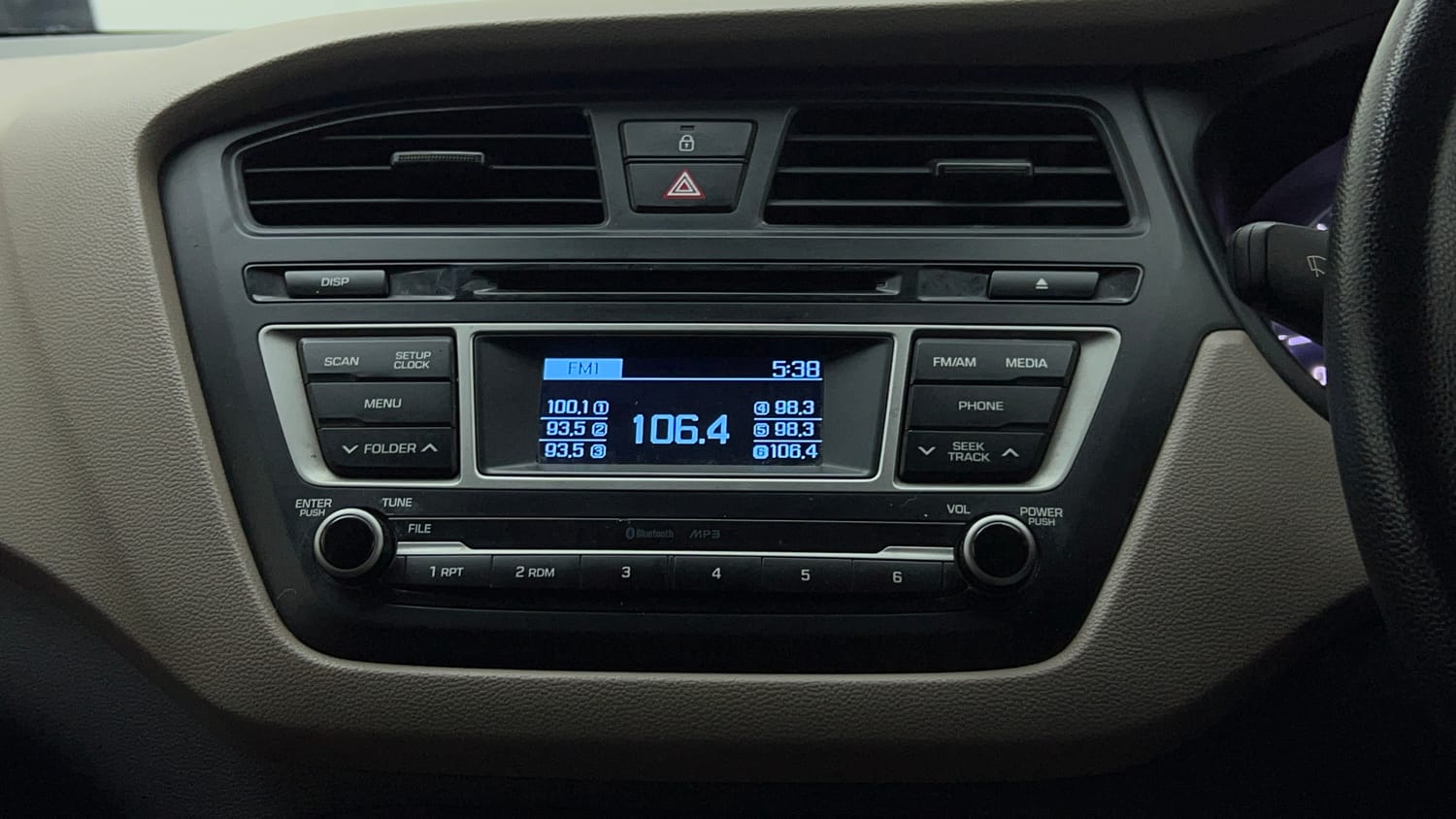 Used 2015 Hyundai Elite i20 Sportz 1.2 Petrol Manual top_features Integrated (in-dash) music system