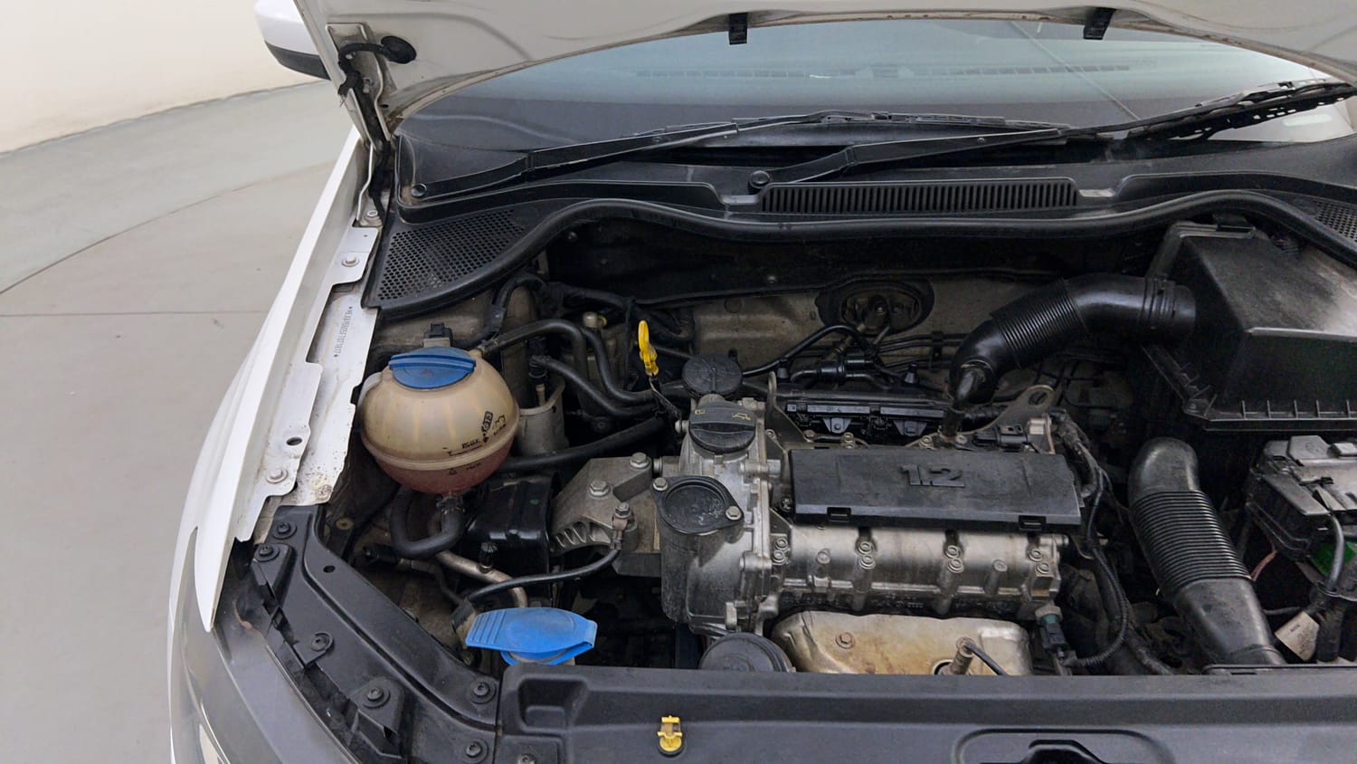 Used 2015 Volkswagen Polo Comfortline 1.2L (P) Petrol Manual engine ENGINE RIGHT SIDE HINGE & APRON VIEW