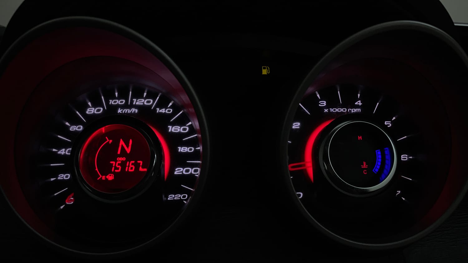 Used 2015 Mahindra XUV500 W6 Diesel Manual interior CLUSTERMETER VIEW