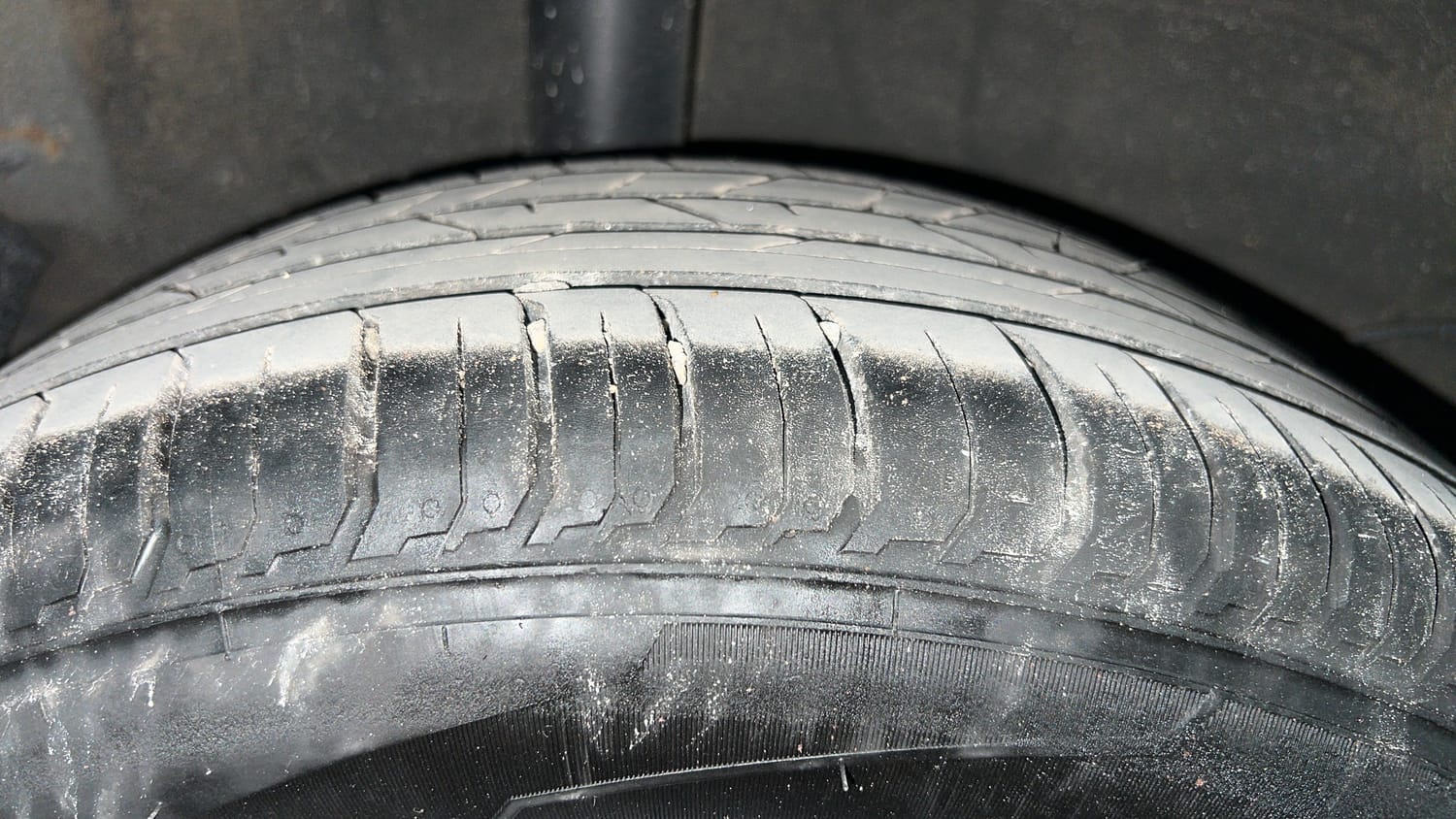 Used 2025 Hyundai i20 Sportz (O) 1.2 IVT Petrol Automatic tyres RIGHT REAR TYRE TREAD VIEW