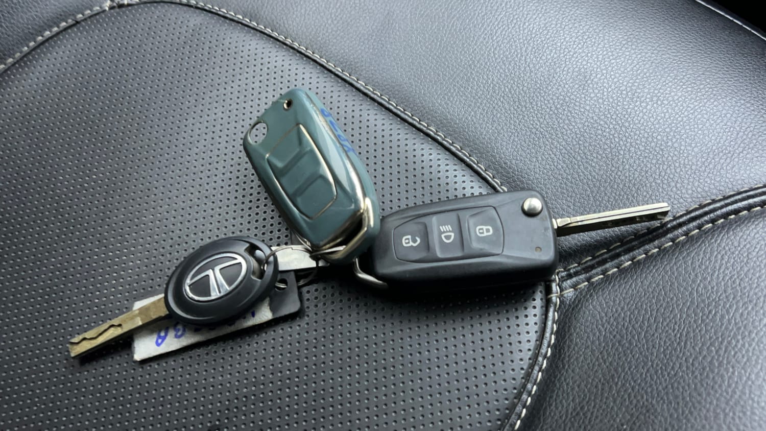 Used 2023 Tata Nexon XM S Petrol + CNG(Outside Fitted) Cng Manual extra CAR KEY VIEW