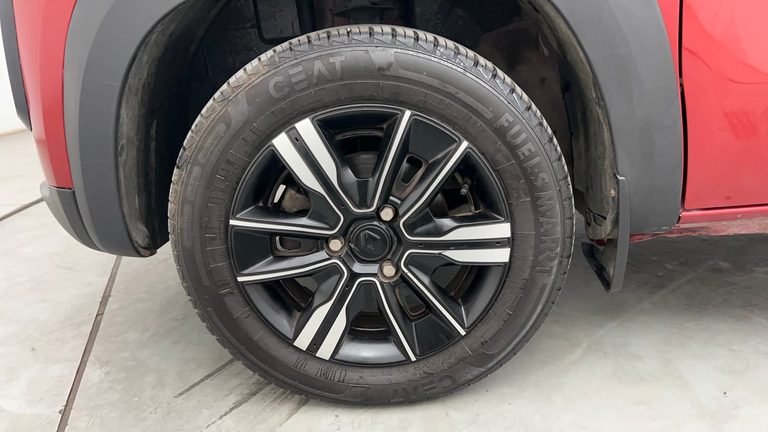 Used 2024 Renault Kwid CLIMBER 1.0 AMT Petrol Automatic tyres LEFT FRONT TYRE RIM VIEW