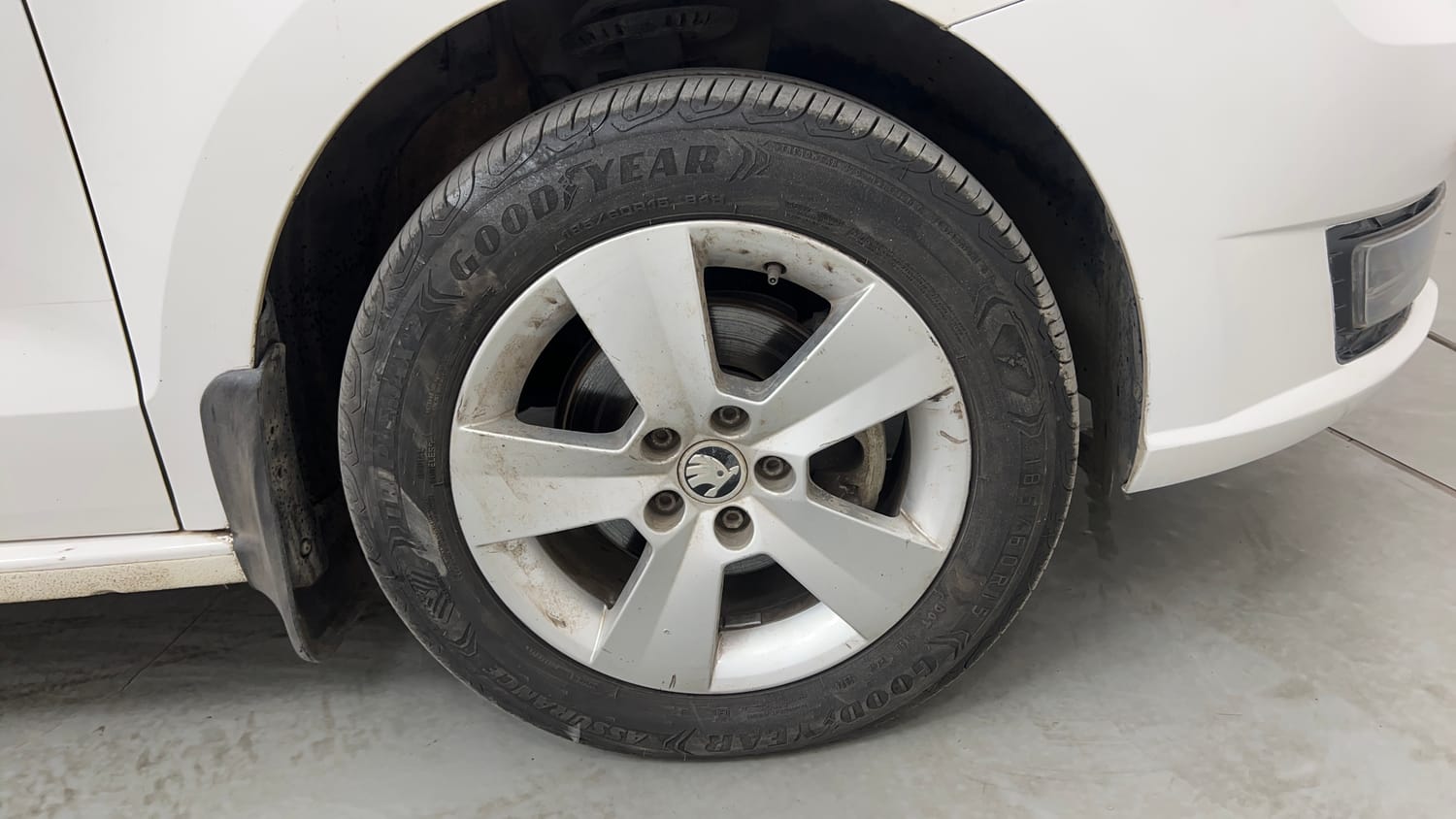 Used 2018 Skoda Rapid Style 1.6 MPI Petrol Manual tyres RIGHT FRONT TYRE RIM VIEW