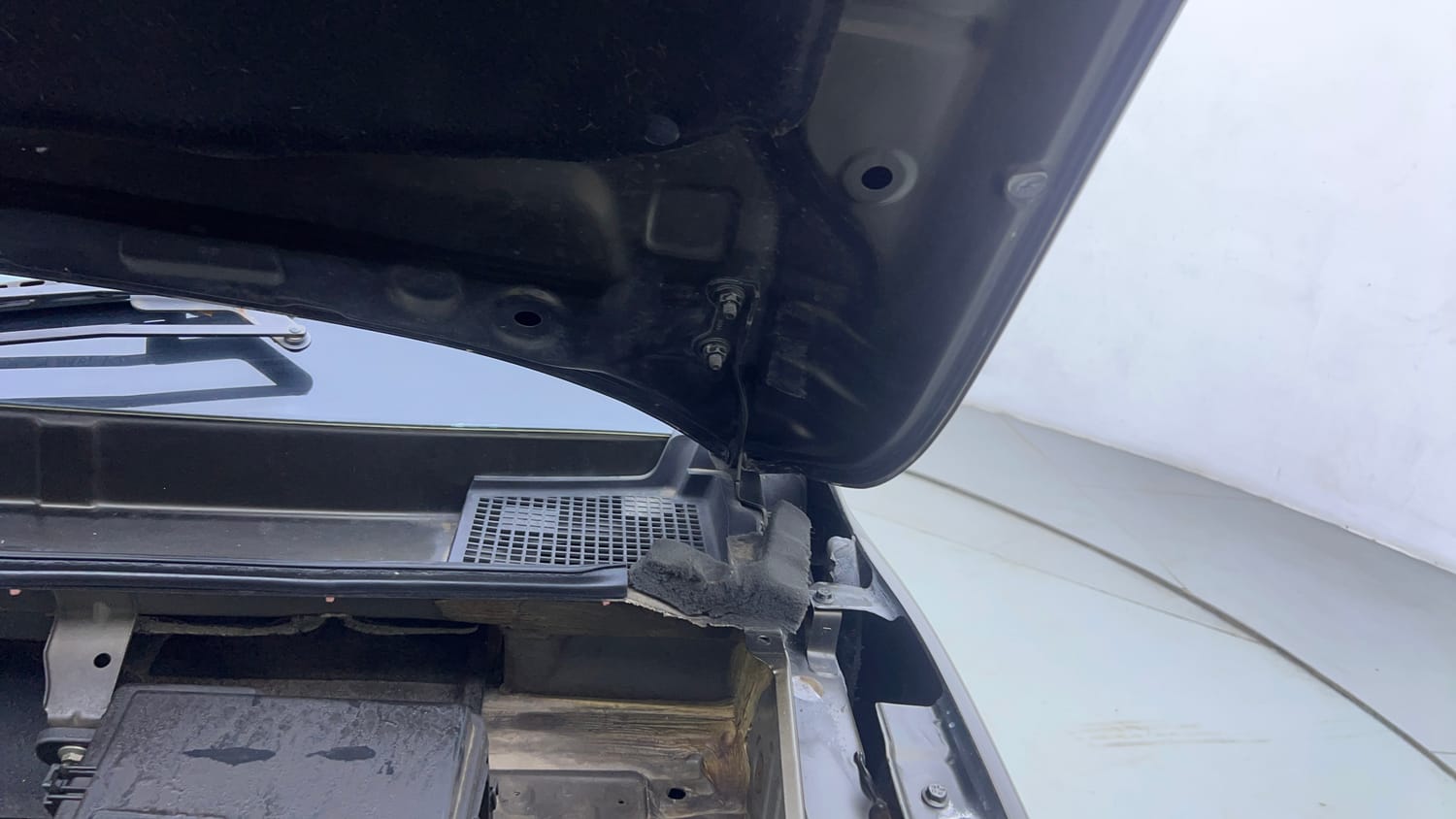 Used 2019 Renault Kwid 1.0 RXT AMT Opt Petrol Automatic engine ENGINE LEFT SIDE HINGE & APRON VIEW