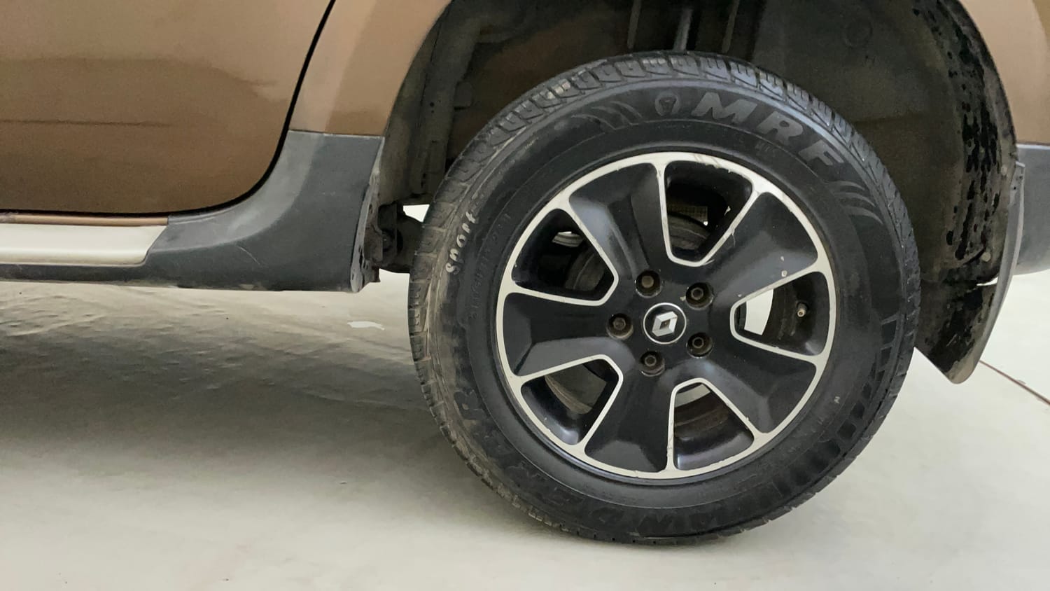 Used 2016 Renault Duster 110 PS RXZ 4X2 MT Diesel Diesel Manual tyres LEFT REAR TYRE RIM VIEW