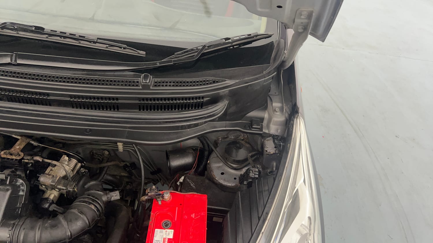 Used 2017 Hyundai Eon Era + Petrol Manual engine ENGINE LEFT SIDE HINGE & APRON VIEW