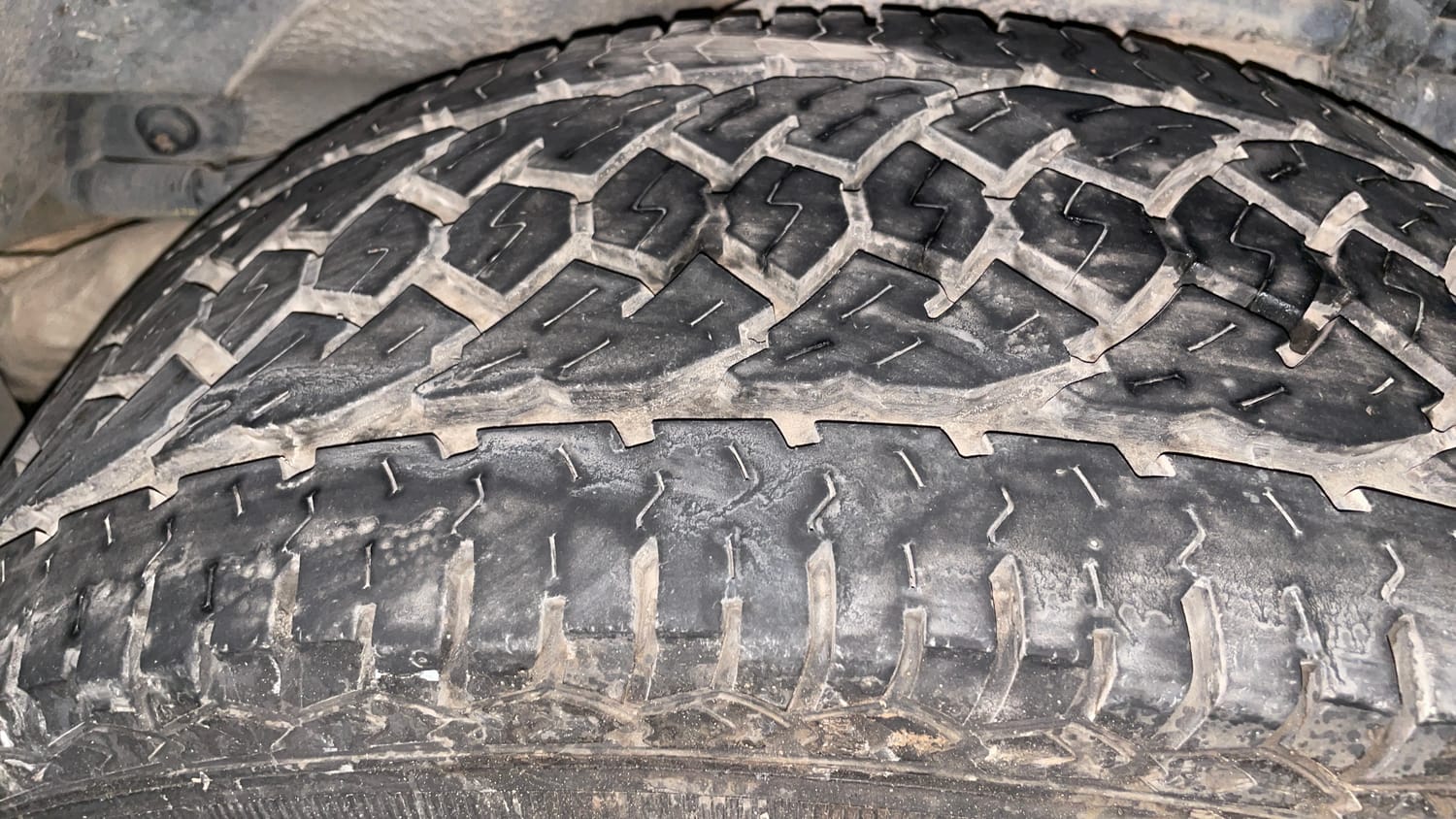 Used 2015 Mahindra XUV500 W6 Diesel Manual tyres LEFT REAR TYRE TREAD VIEW