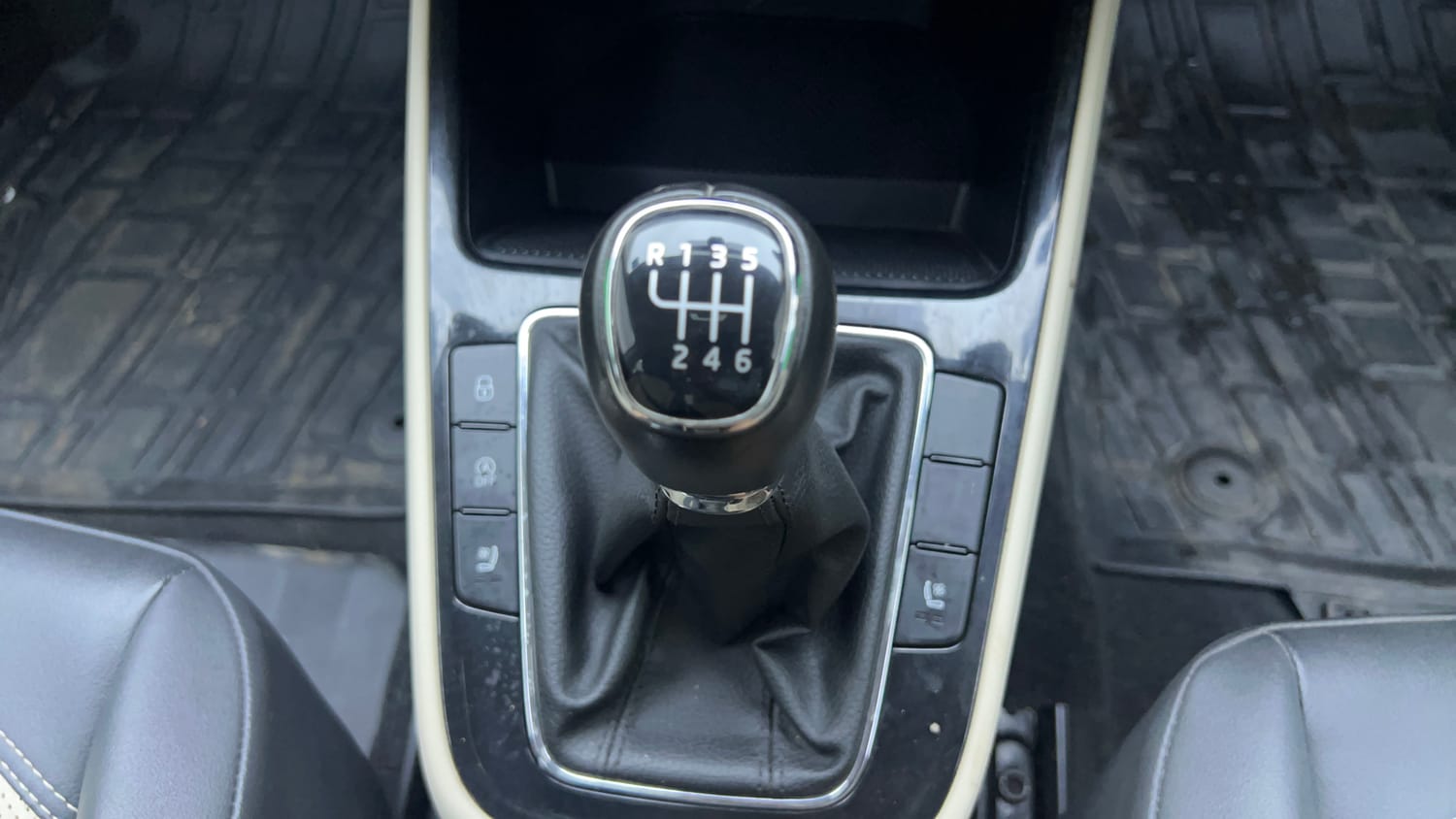 Used 2022 Skoda Slavia Style 1.0L TSI MT Petrol Manual interior GEAR  KNOB VIEW