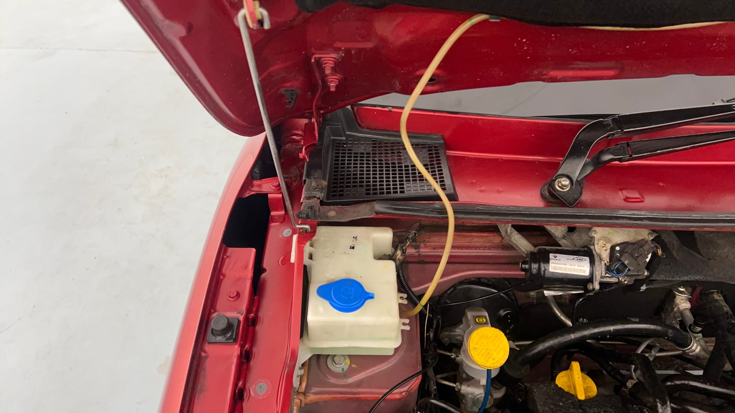 Used 2018 Renault Kwid RXT (O) 1.0 SCE Edition Petrol Manual engine ENGINE RIGHT SIDE HINGE & APRON VIEW