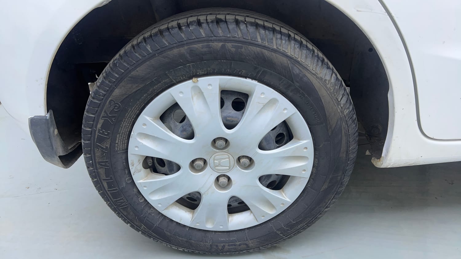 Used 2013 Honda Brio S MT Petrol Manual tyres RIGHT REAR TYRE RIM VIEW