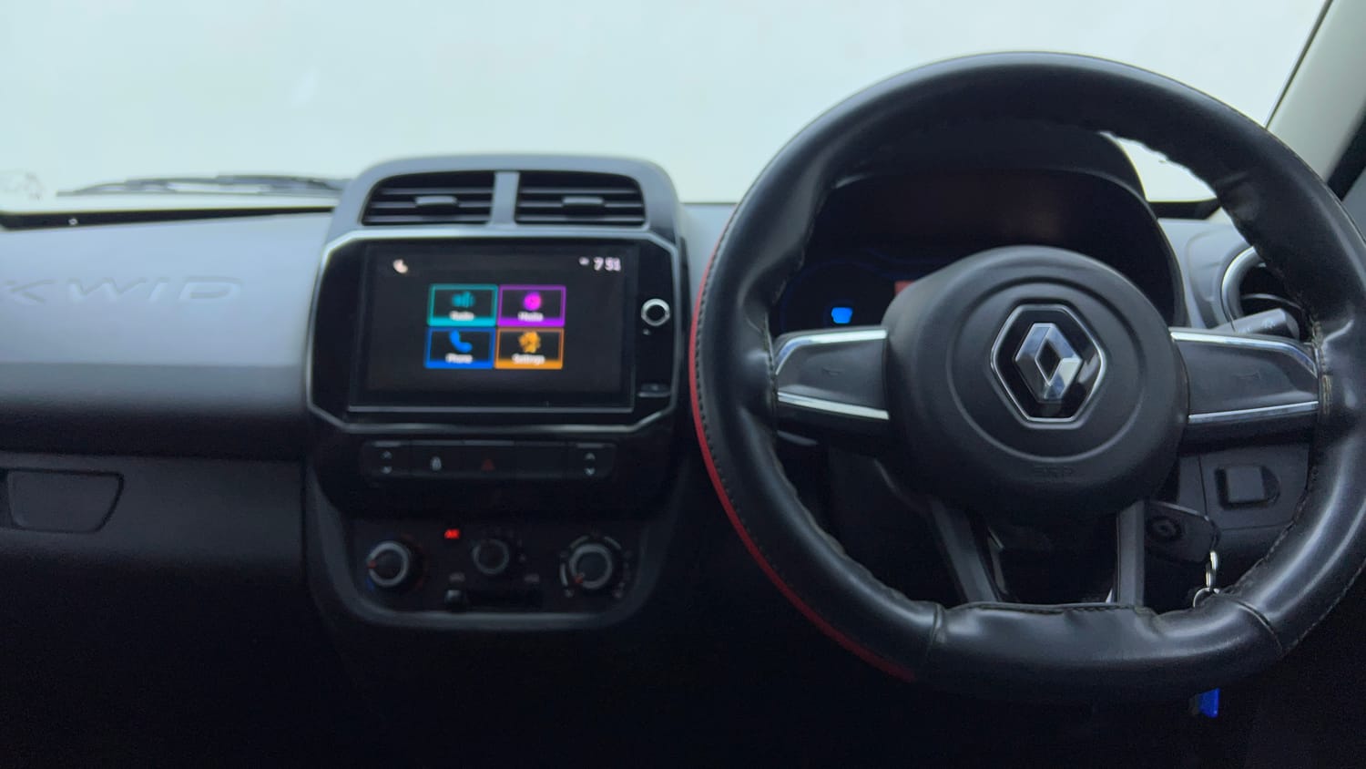 Used 2020 Renault Kwid RXT Petrol Manual top_features Touch screen infotainment system