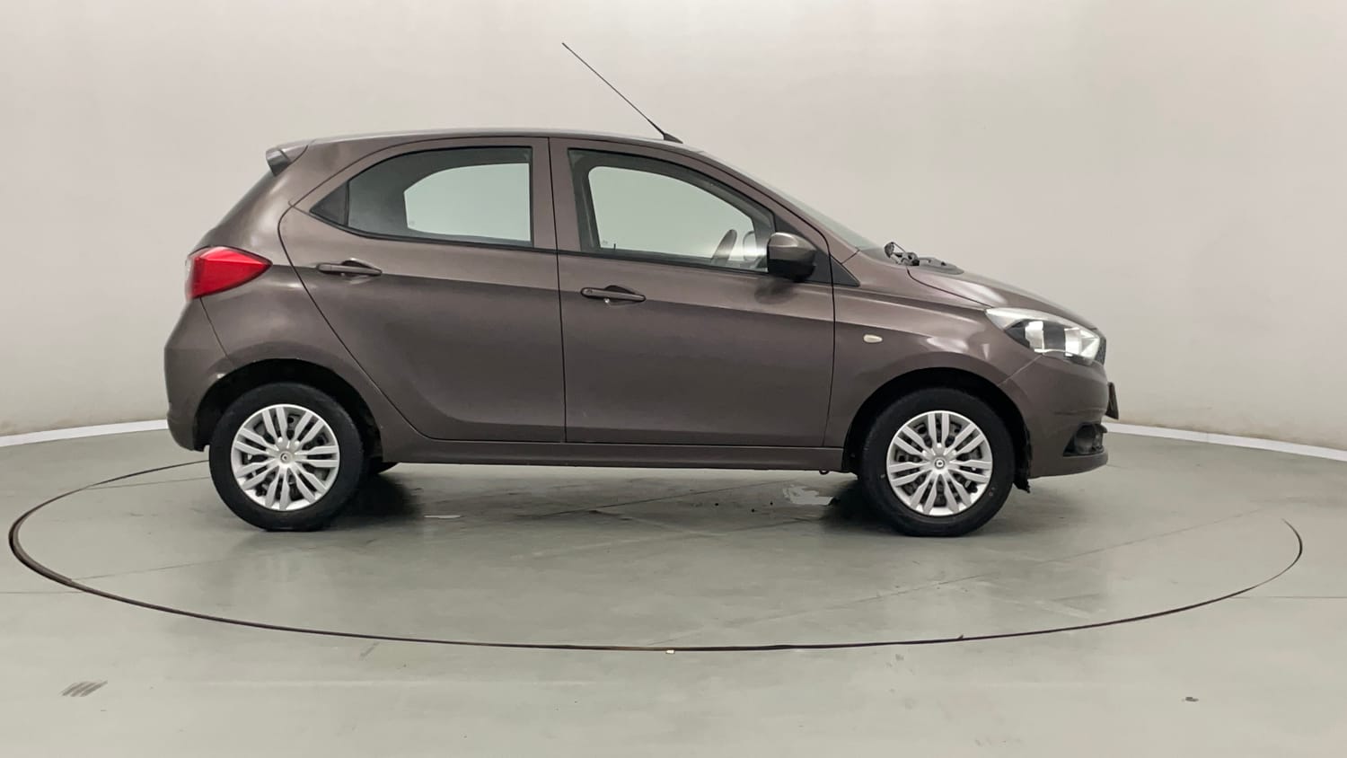 Used 2017 Tata Tiago Revotron XT Petrol Manual exterior RIGHT SIDE VIEW