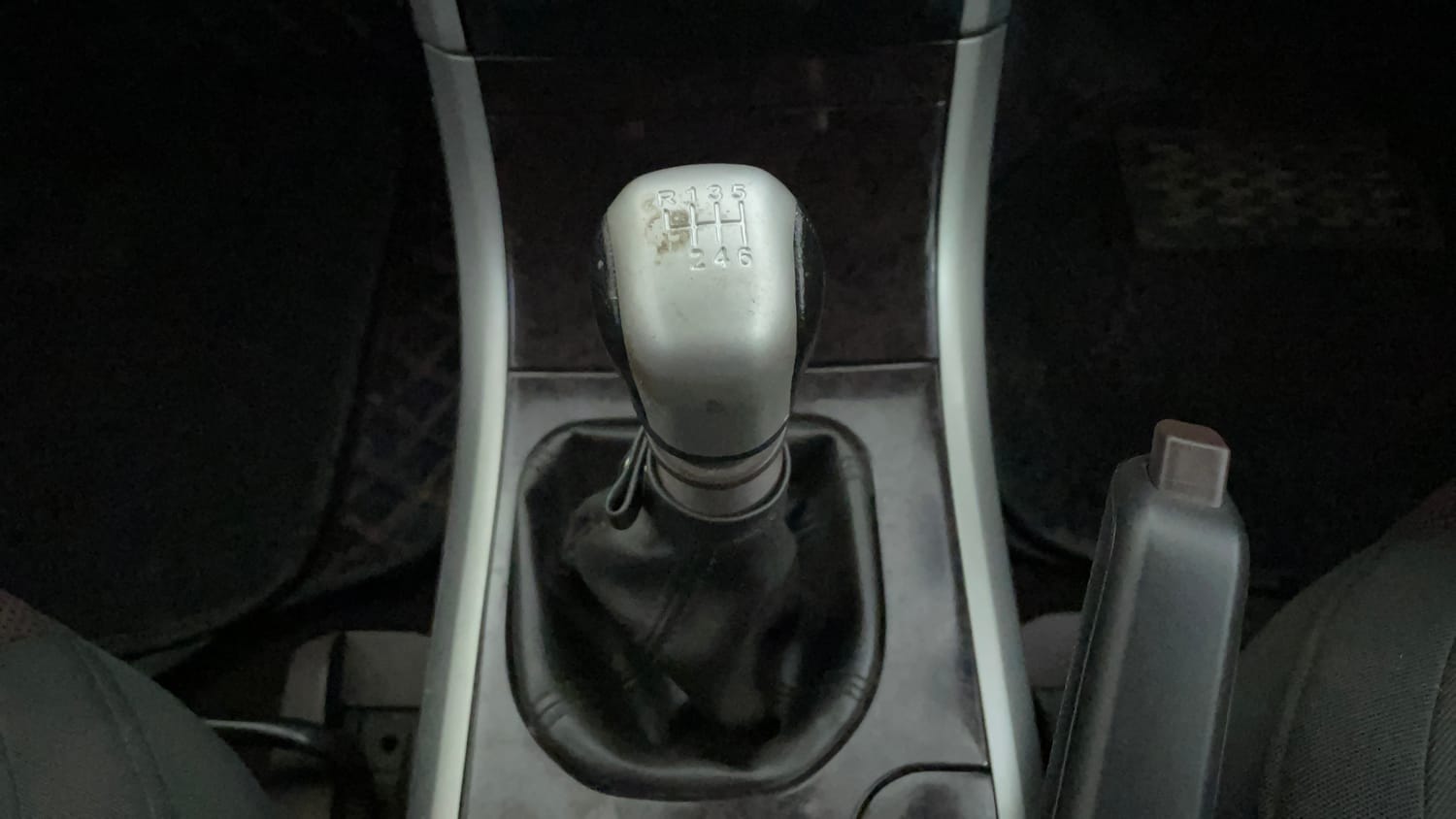 Used 2015 Mahindra XUV500 W6 Diesel Manual interior GEAR  KNOB VIEW