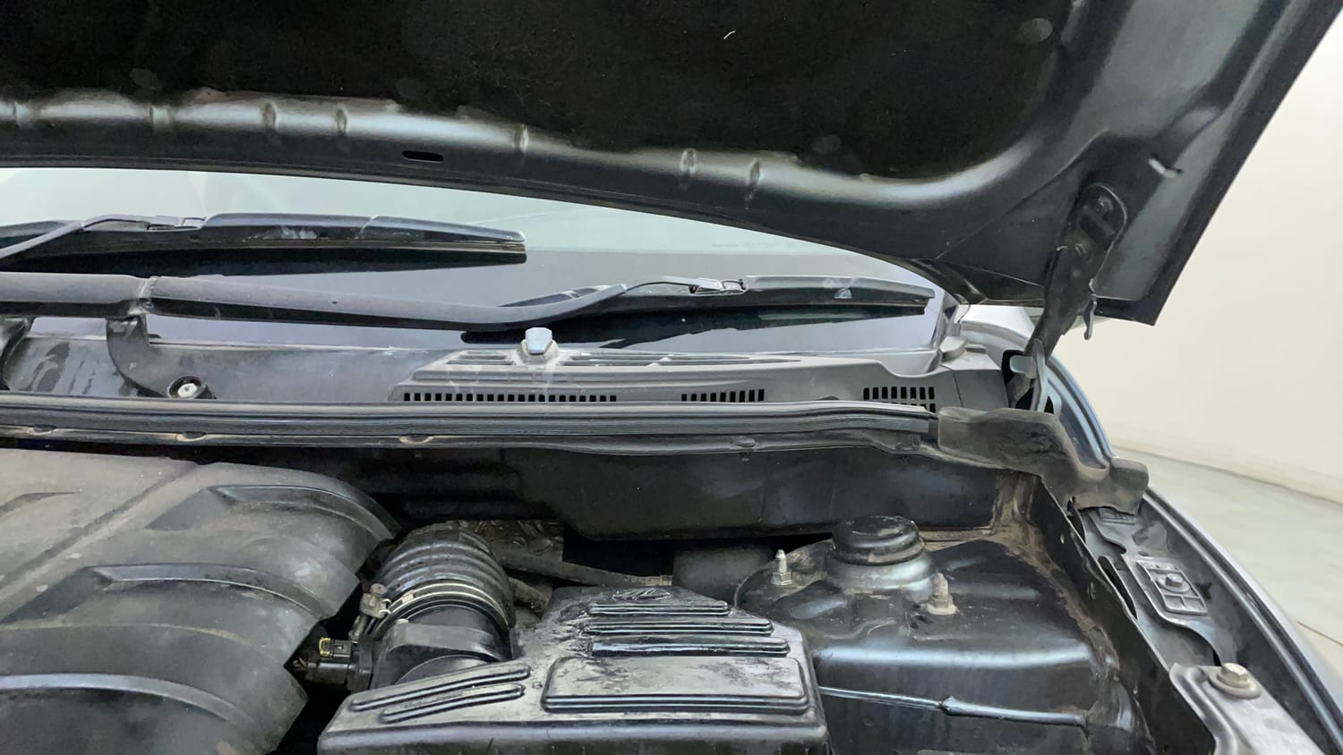 Used 2015 Mahindra XUV500 W6 Diesel Manual engine ENGINE LEFT SIDE HINGE & APRON VIEW