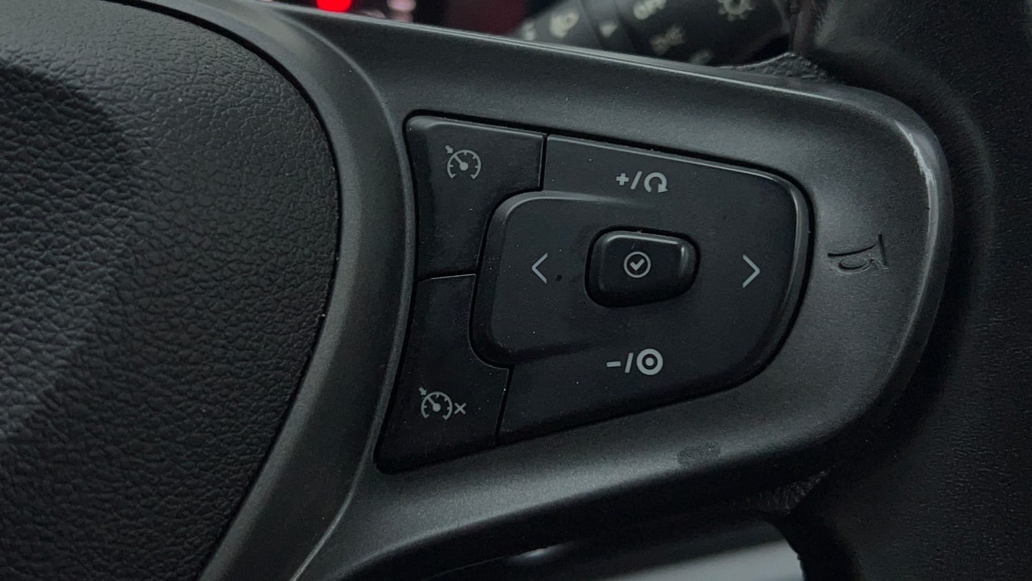 Used 2020 Tata Altroz XZ Petrol Petrol Manual top_features Cruise control