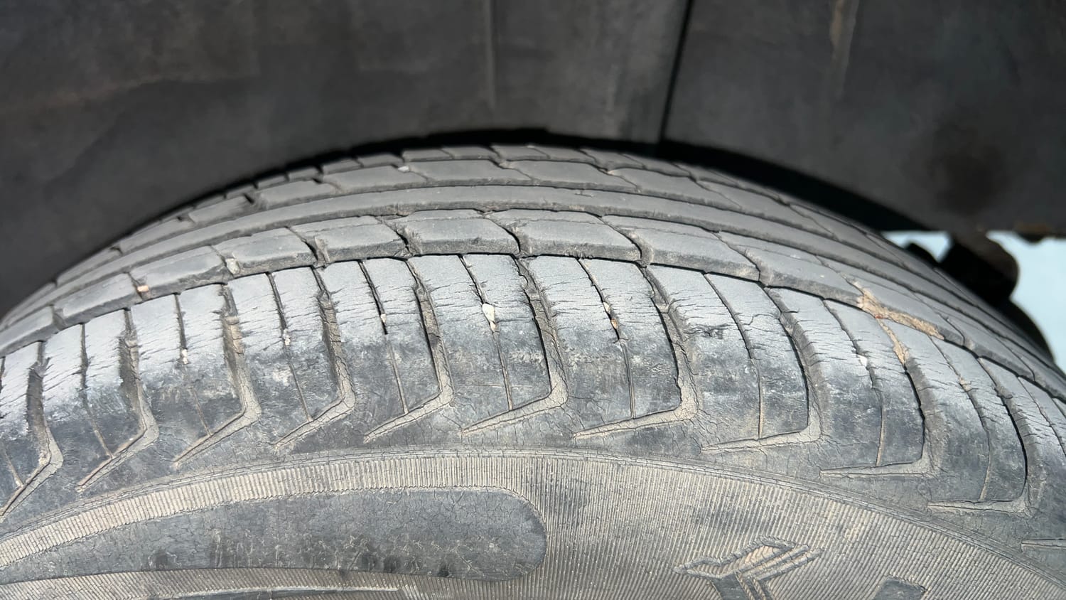 Used 2016 Renault Kwid RXT Petrol Manual tyres LEFT REAR TYRE TREAD VIEW