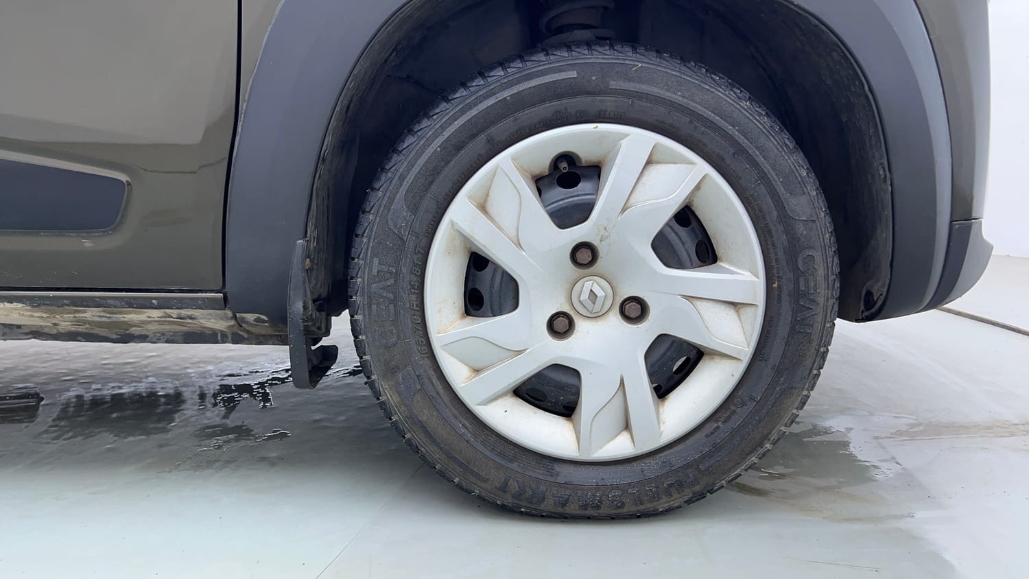 Used 2020 Renault Kwid RXT Petrol Manual tyres RIGHT FRONT TYRE RIM VIEW