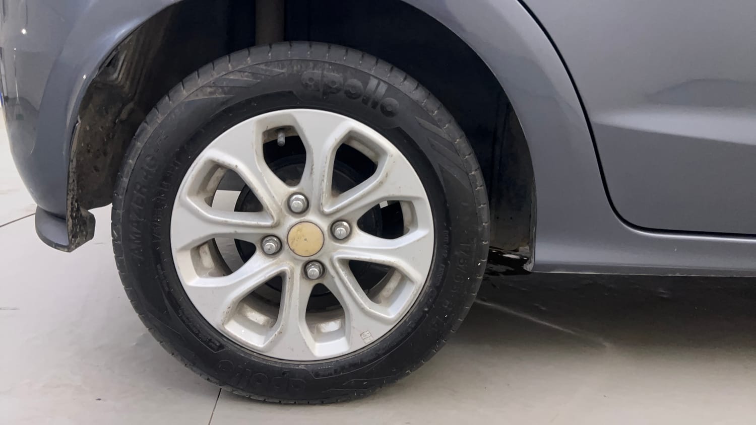 Used 2016 Ford Figo Trend 1.2 Ti-VCT Petrol Manual tyres RIGHT REAR TYRE RIM VIEW