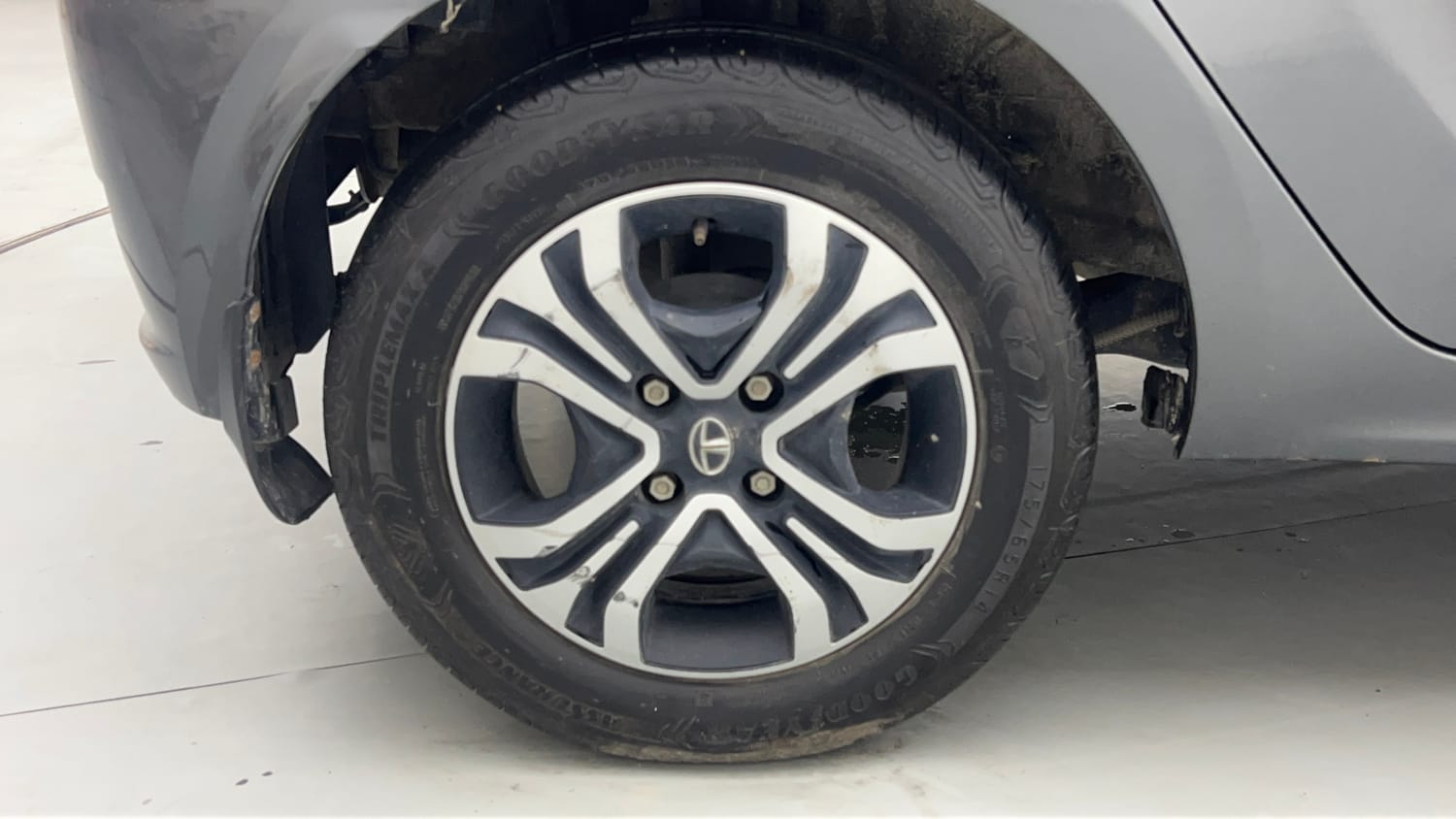 Used 2024 Tata Tiago XT Petrol Manual tyres RIGHT REAR TYRE RIM VIEW