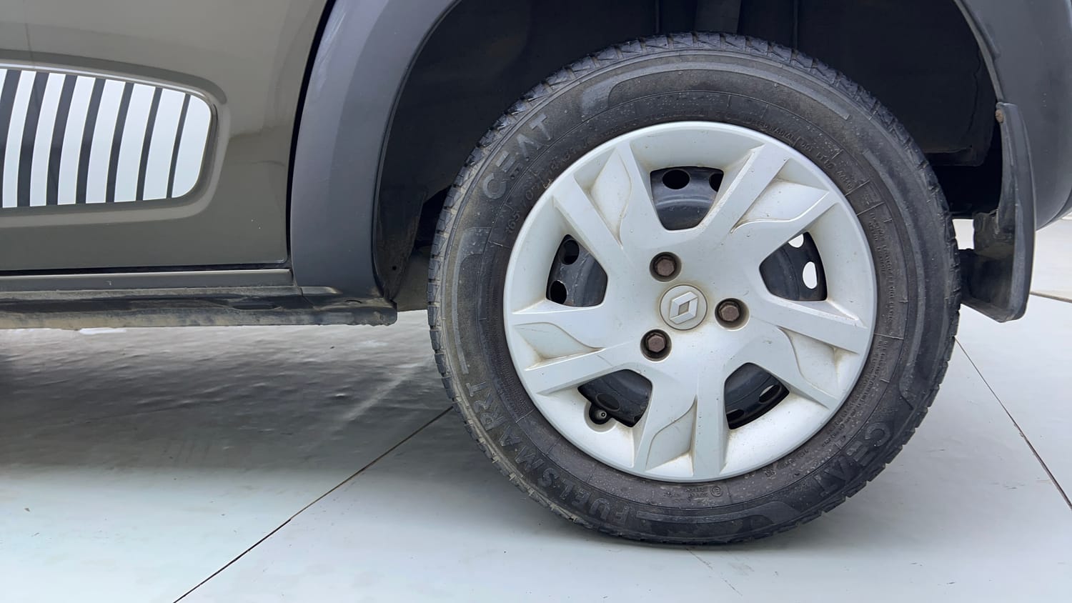 Used 2020 Renault Kwid RXT Petrol Manual tyres LEFT REAR TYRE RIM VIEW