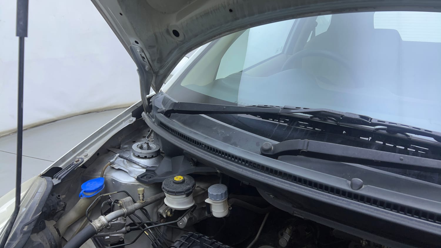 Used 2013 Honda Brio S MT Petrol Manual engine ENGINE RIGHT SIDE HINGE & APRON VIEW