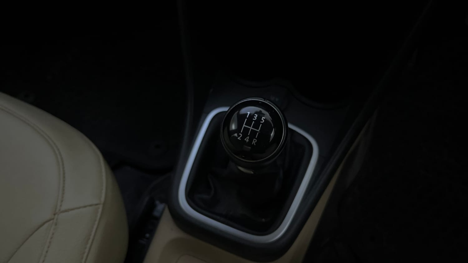 Used 2019 Volkswagen Ameo Highline Plus 1.0L (P) 16 Alloy Petrol Manual interior GEAR  KNOB VIEW