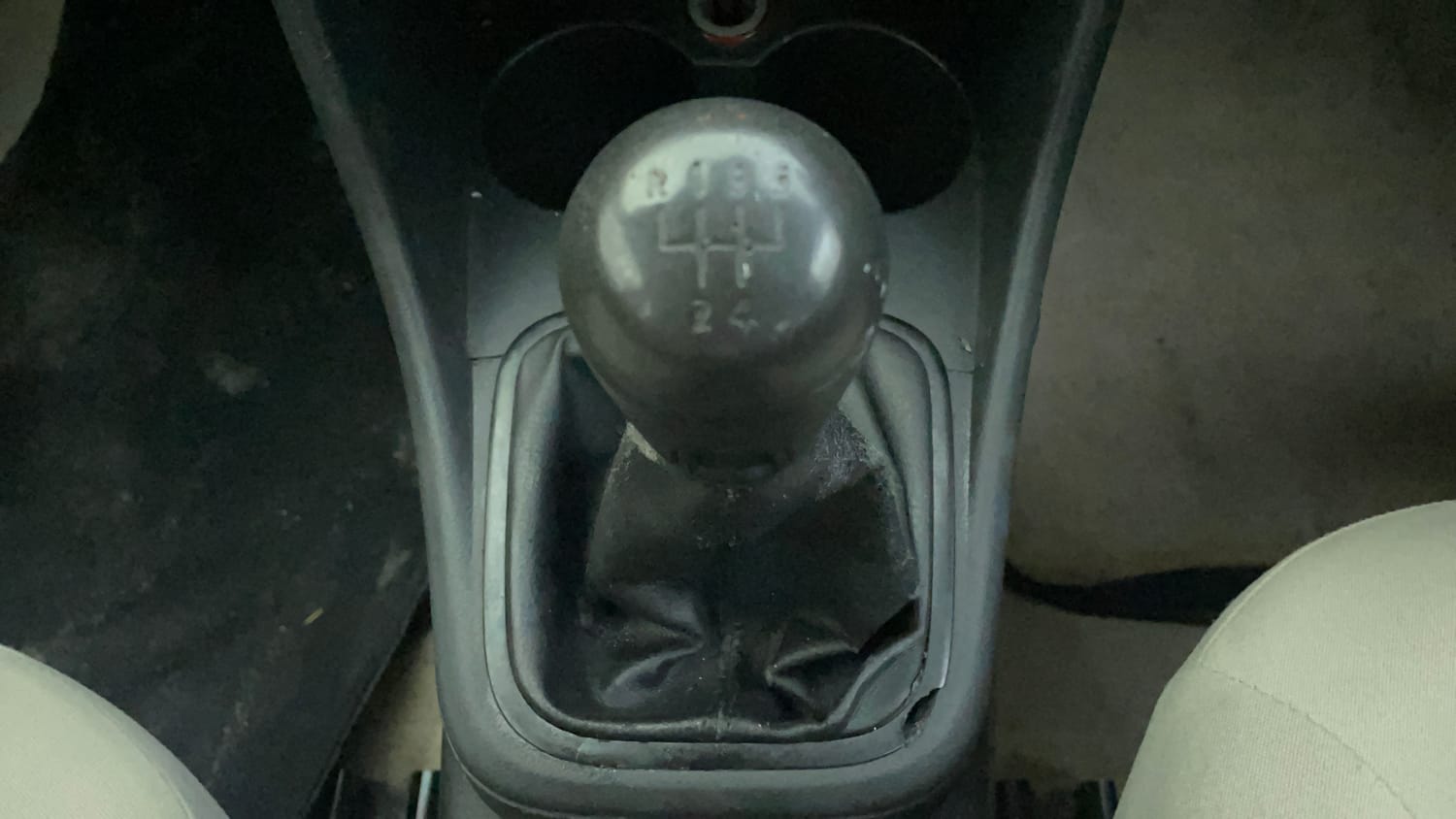 Used 2013 Volkswagen Polo Trendline 1.2L (P) Petrol Manual interior GEAR  KNOB VIEW