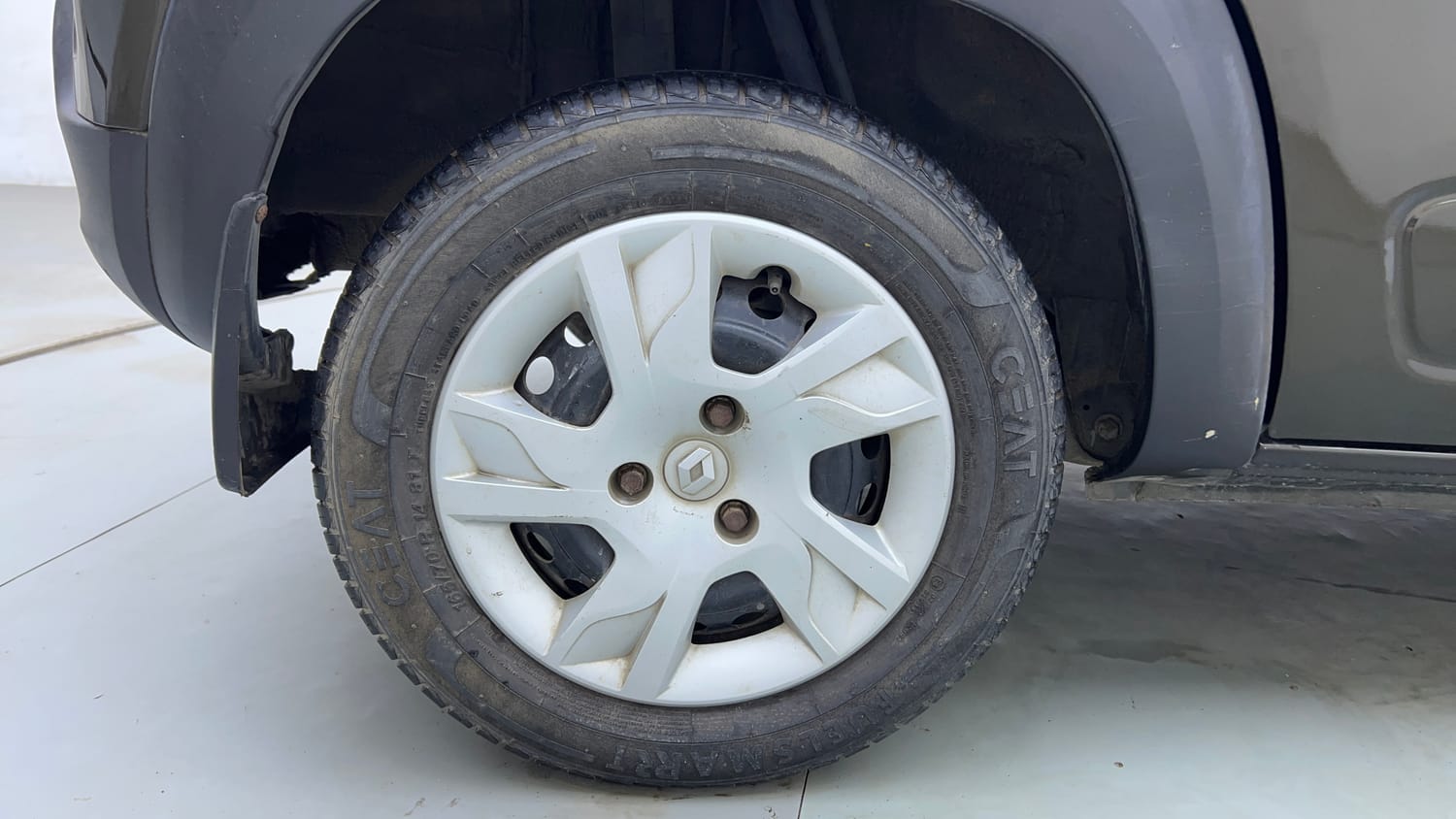 Used 2020 Renault Kwid RXT Petrol Manual tyres RIGHT REAR TYRE RIM VIEW