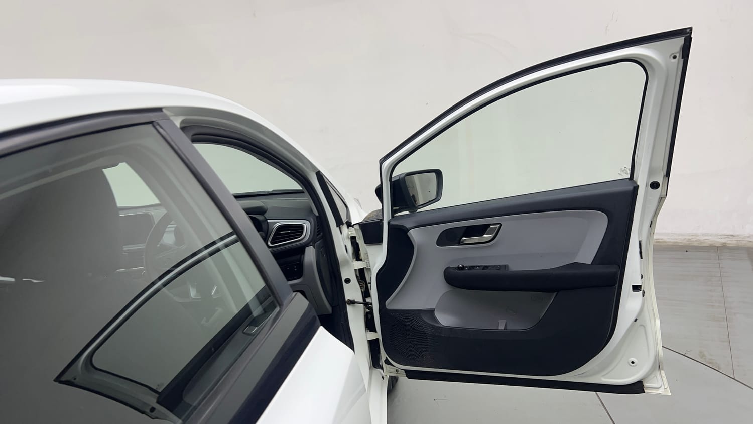 Used 2020 Tata Altroz XZ Petrol Petrol Manual interior RIGHT FRONT DOOR OPEN VIEW