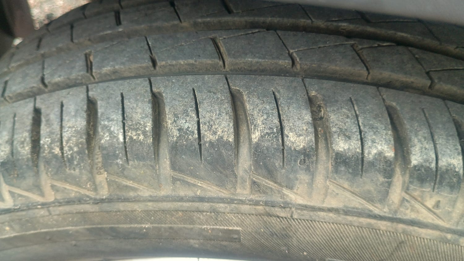 Used 2020 Renault Kwid RXT Petrol Manual tyres LEFT FRONT TYRE TREAD VIEW