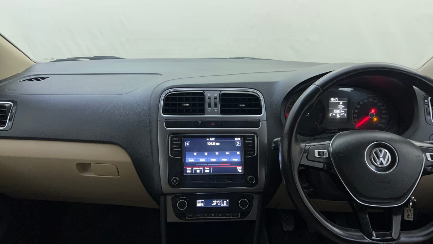 Used 2019 Volkswagen Ameo Highline Plus 1.0L (P) 16 Alloy Petrol Manual interior MUSIC SYSTEM & AC CONTROL VIEW