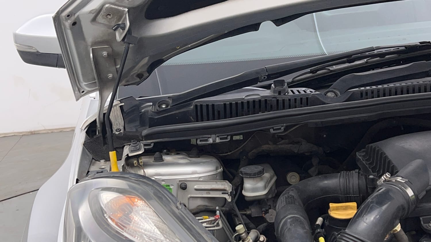 Used 2018 Tata Nexon XZ Plus Petrol Manual engine ENGINE RIGHT SIDE HINGE & APRON VIEW