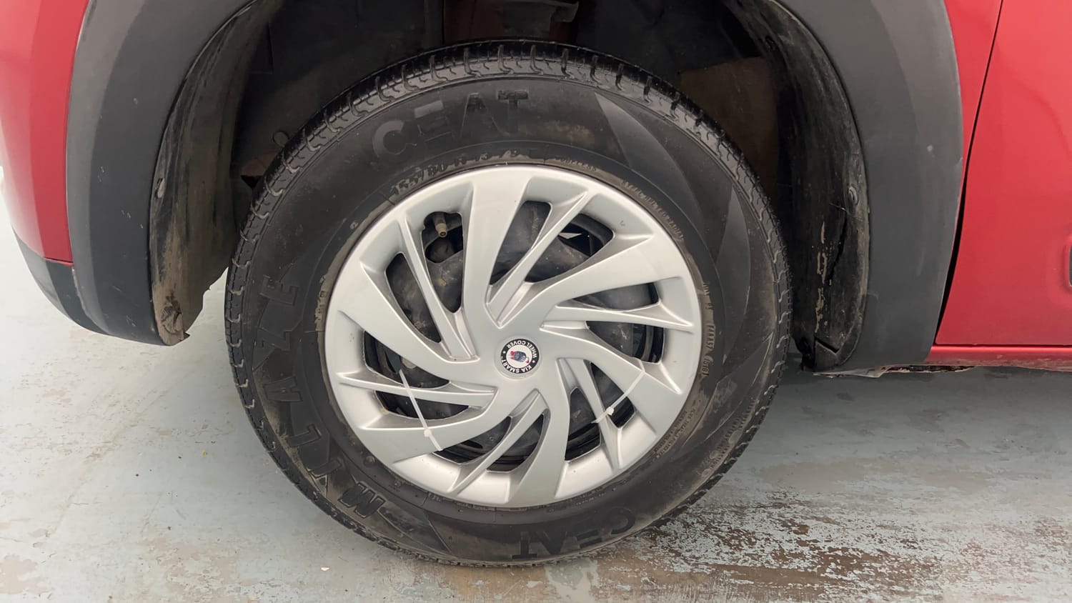 Used 2018 Renault Kwid 1.0 RXL Petrol Manual tyres LEFT FRONT TYRE RIM VIEW