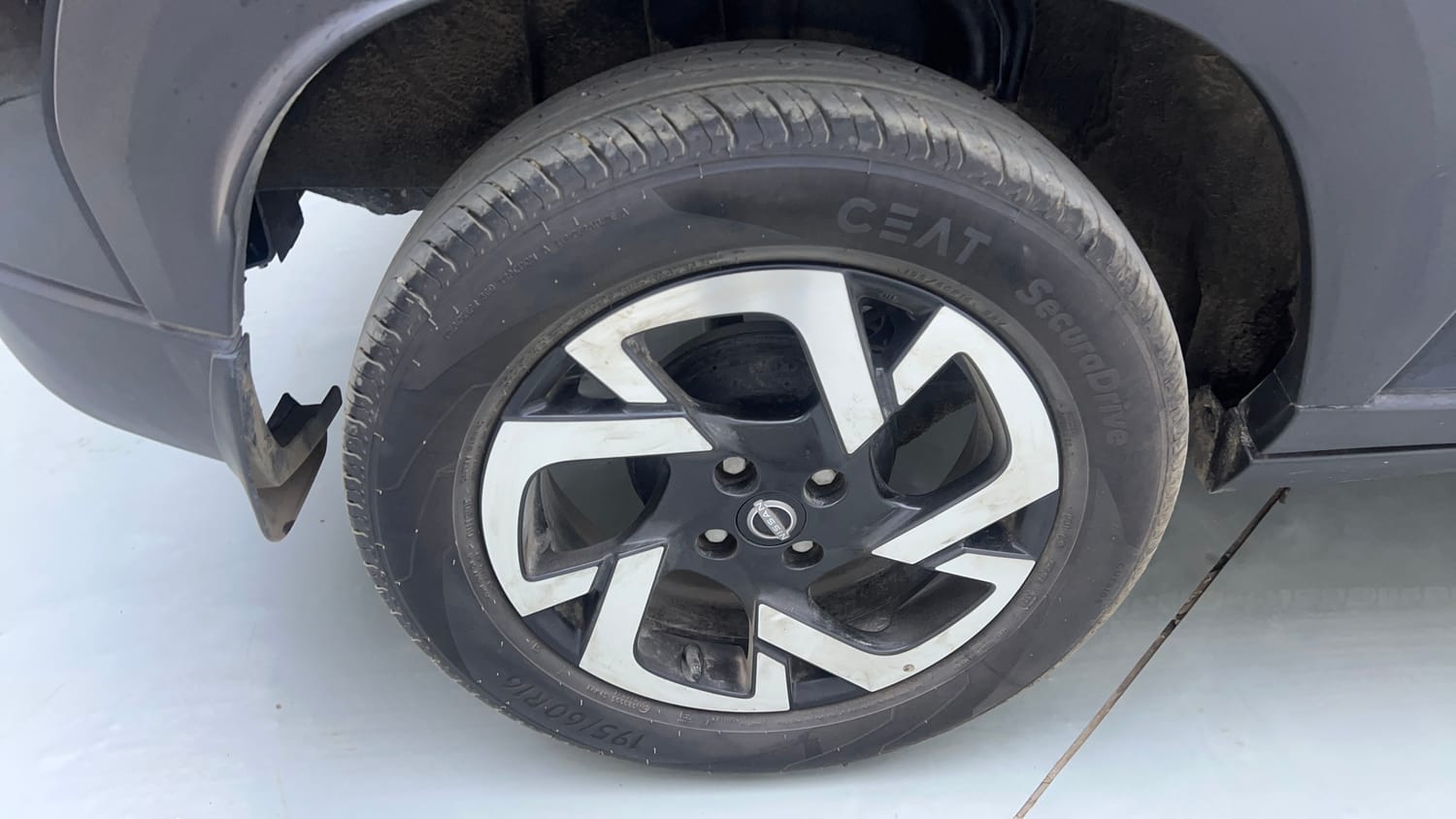 Used 2023 Nissan Magnite XV Premium Turbo Petrol Manual tyres RIGHT REAR TYRE RIM VIEW