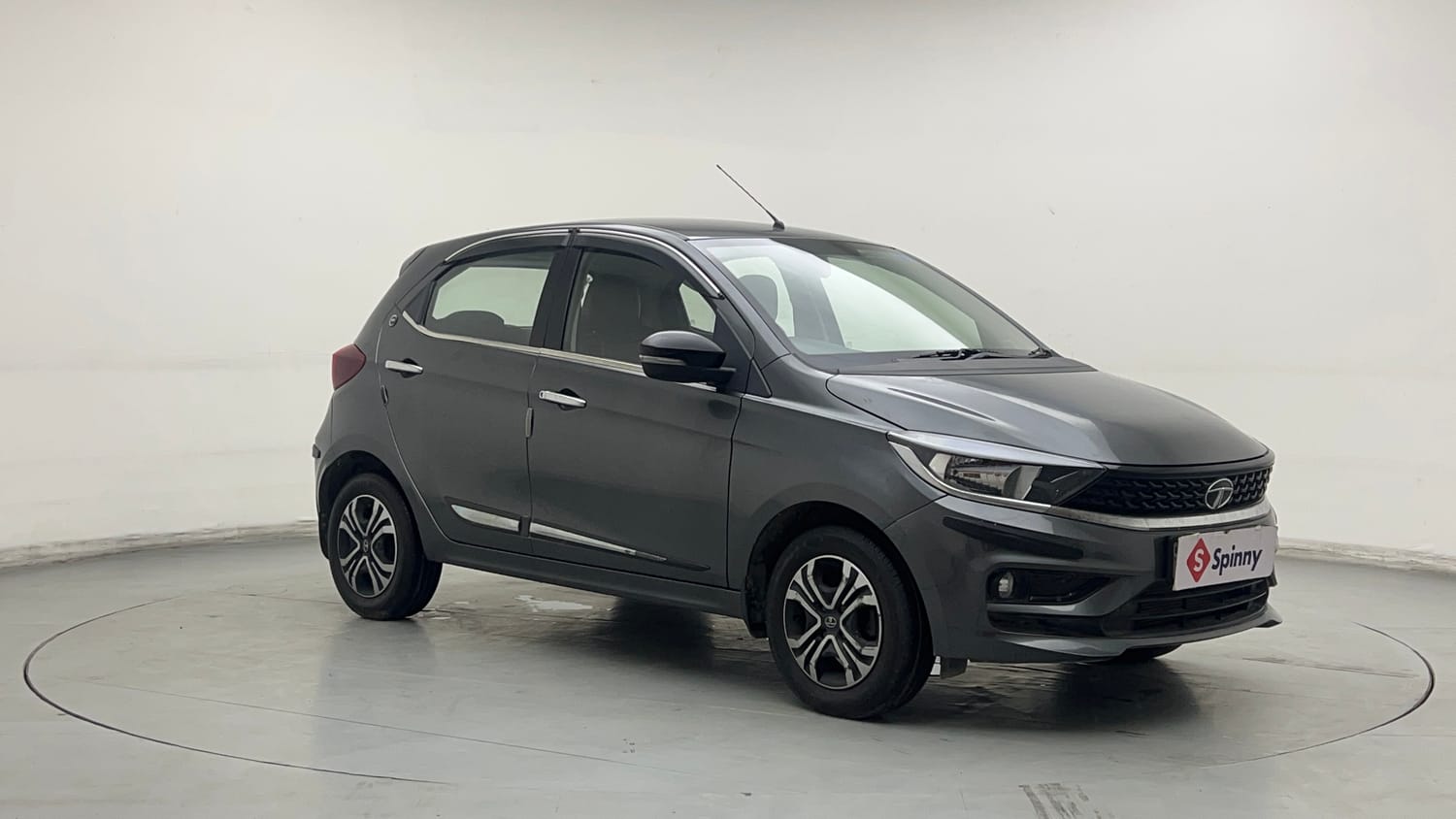 Used 2024 Tata Tiago XT Petrol Manual exterior RIGHT FRONT CORNER VIEW