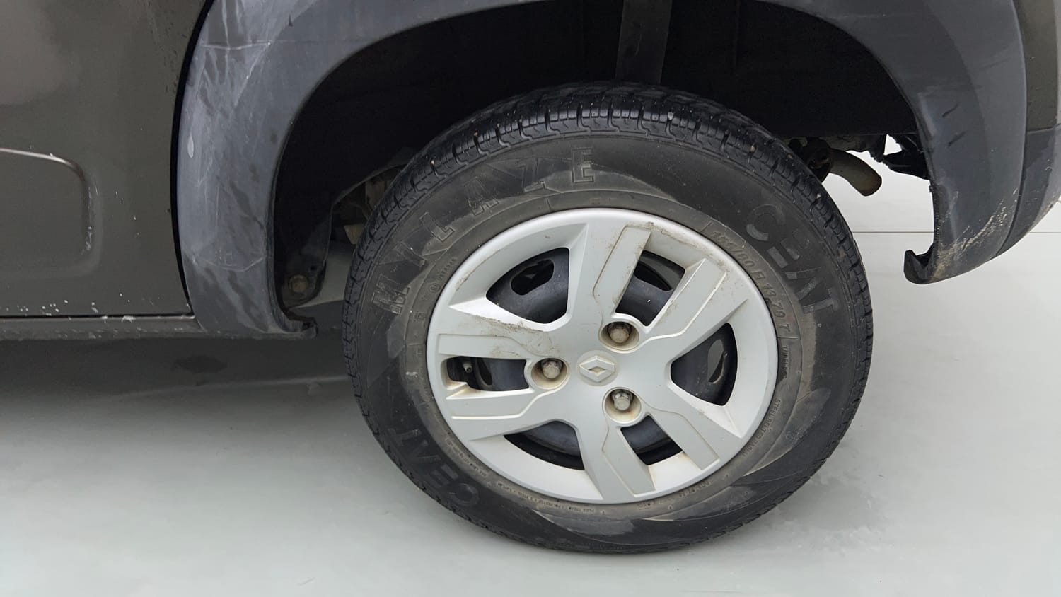Used 2019 Renault Kwid RXT (O) 1.0 SCE Edition Petrol Manual tyres LEFT REAR TYRE RIM VIEW
