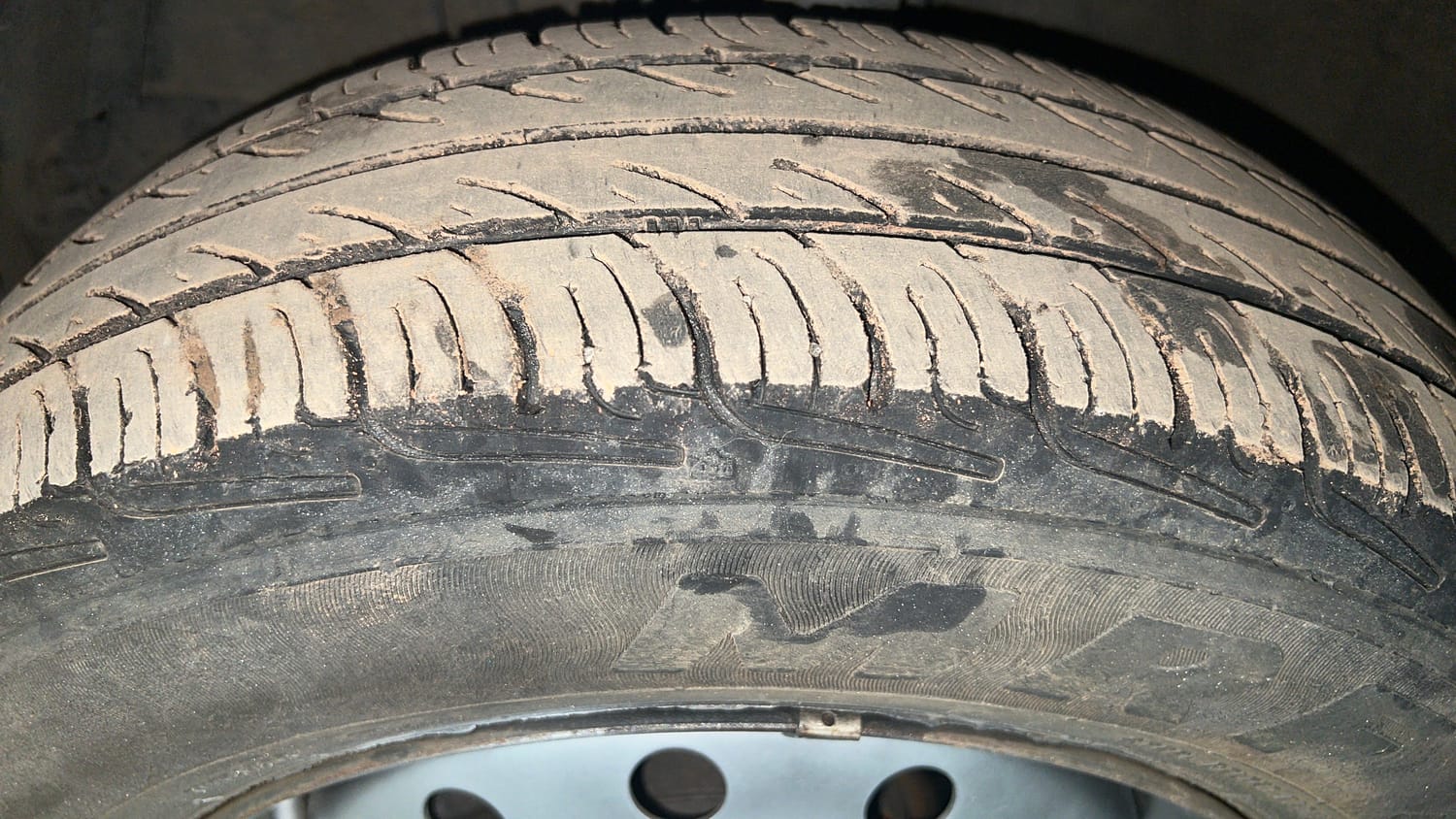 Used 2016 Maruti Suzuki Swift VXi Petrol Manual tyres LEFT FRONT TYRE TREAD VIEW