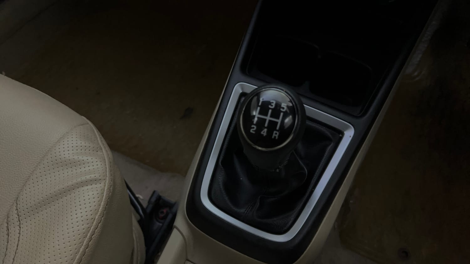 Used 2018 Maruti Suzuki Dzire ZXi Petrol Manual interior GEAR  KNOB VIEW