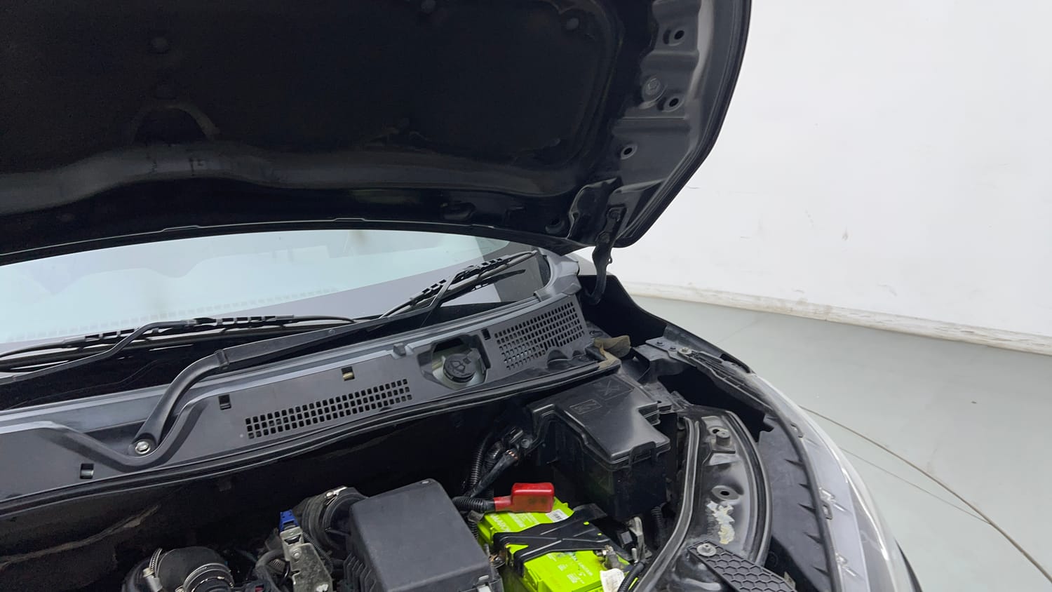 Used 2021 Nissan Magnite XV Turbo CVT Petrol Automatic engine ENGINE LEFT SIDE HINGE & APRON VIEW