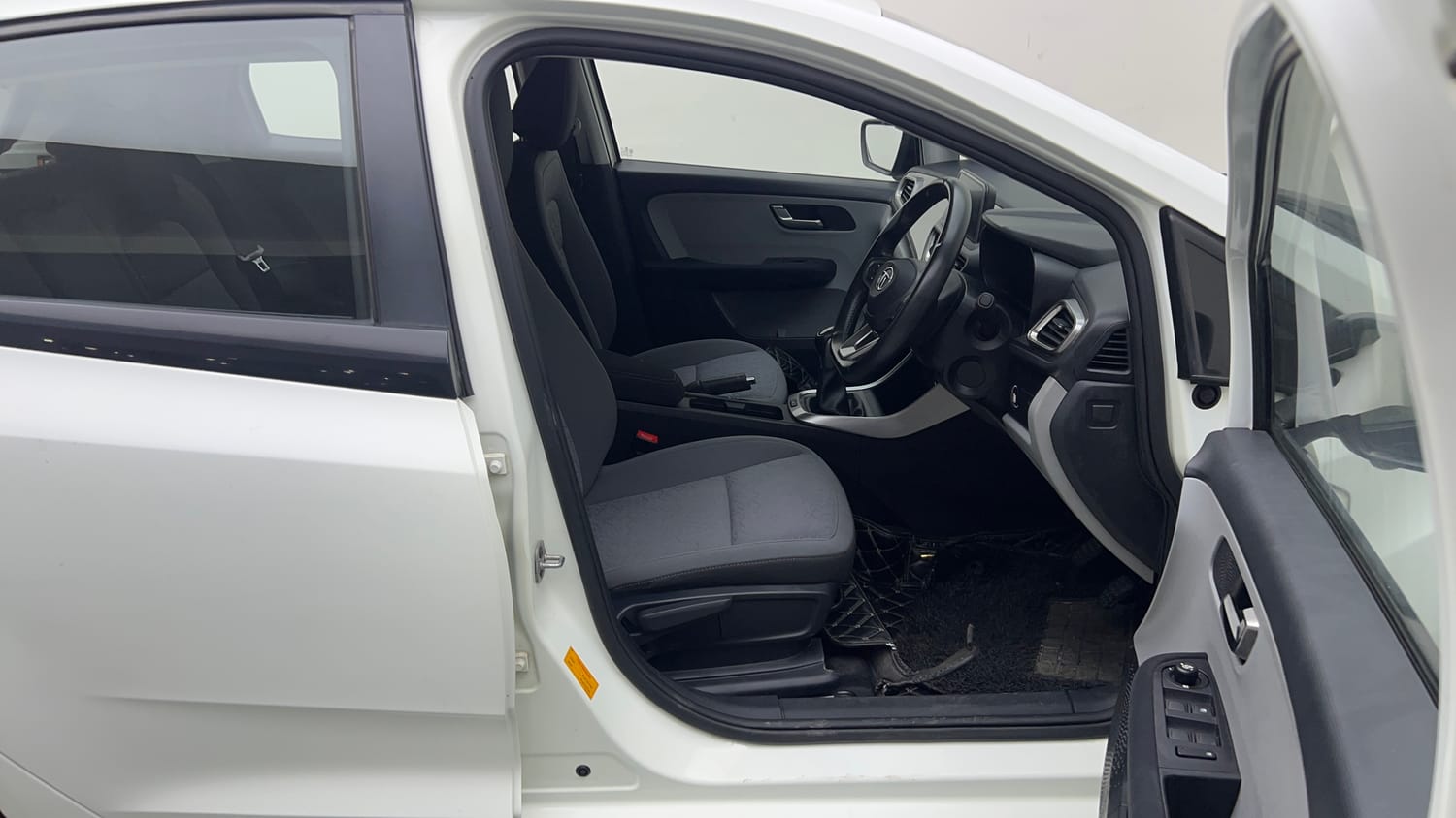 Used 2020 Tata Altroz XZ Petrol Petrol Manual interior RIGHT SIDE FRONT DOOR CABIN VIEW