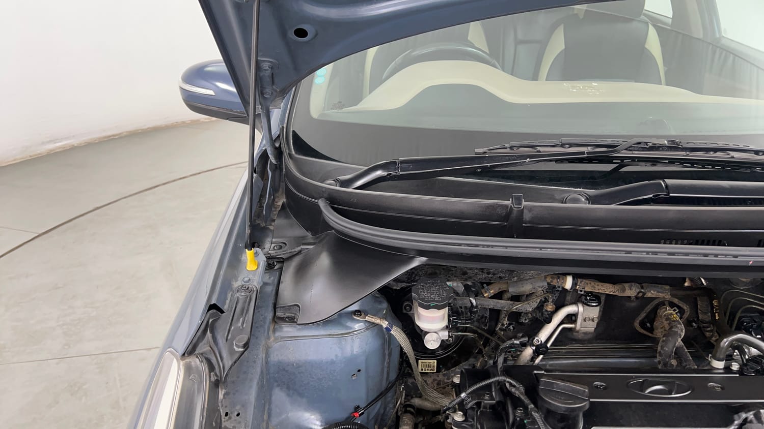Used 2015 Hyundai Elite i20 Asta 1.2 Petrol Manual engine ENGINE RIGHT SIDE HINGE & APRON VIEW