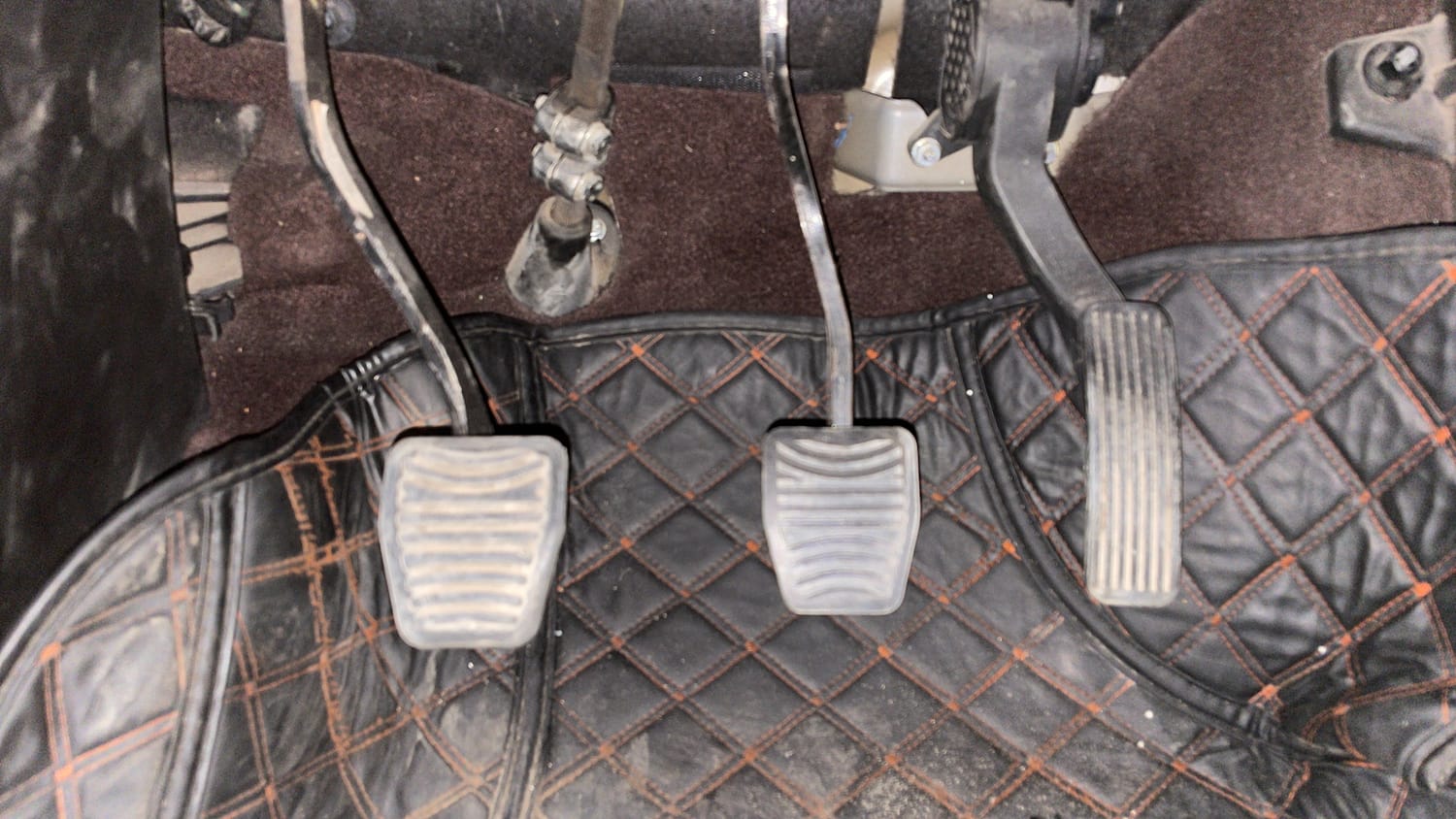 Used 2015 Mahindra XUV500 W6 Diesel Manual interior PEDALS VIEW