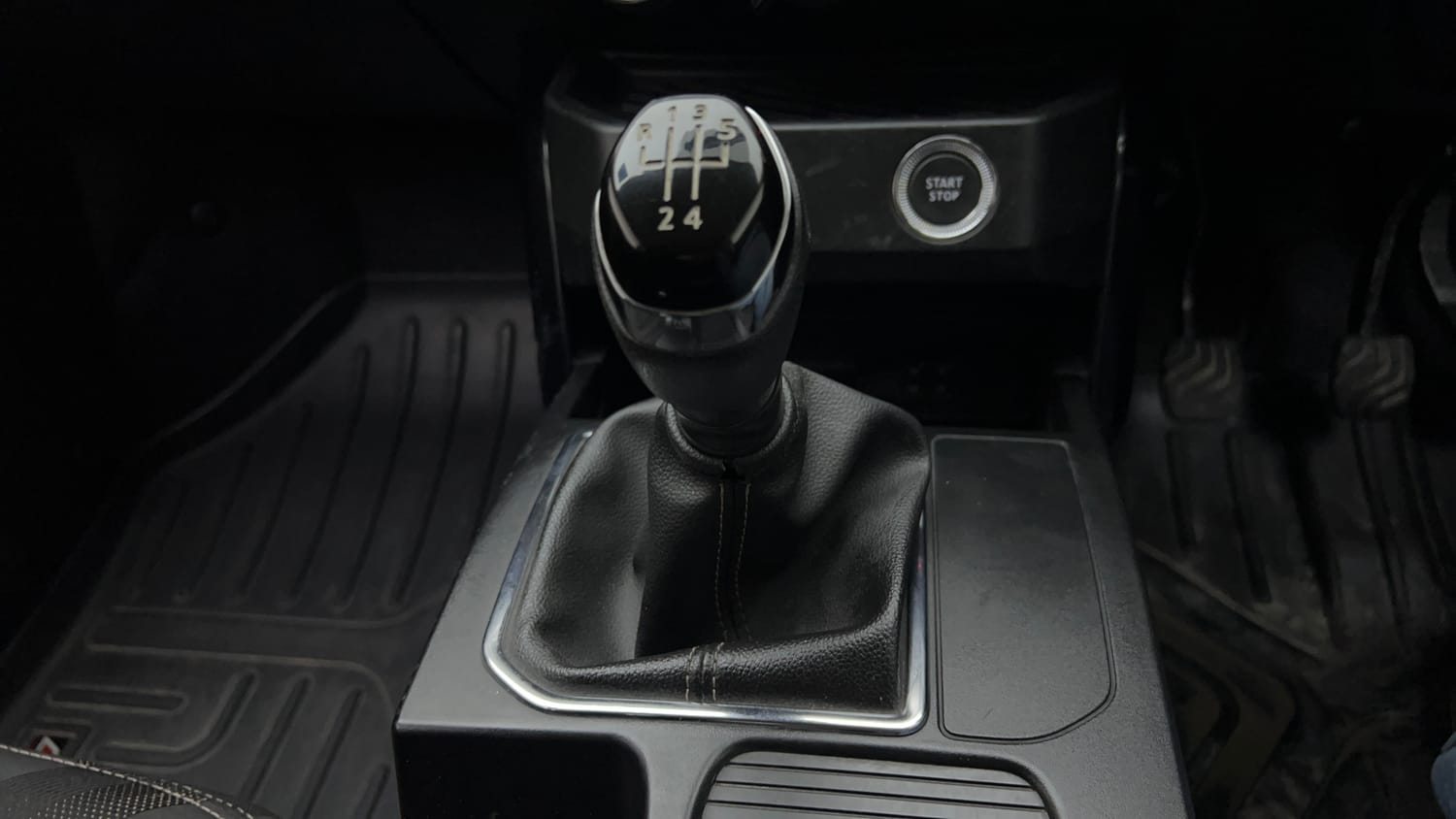 Used 2021 Renault Kiger RXT MT Petrol Manual interior GEAR  KNOB VIEW