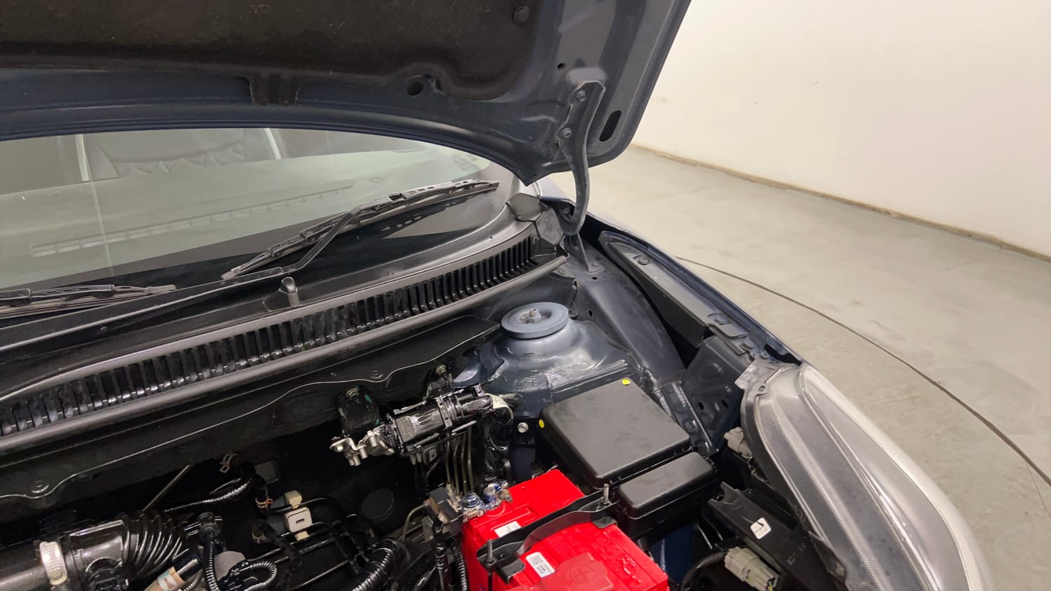 Used 2020 Maruti Suzuki Baleno Zeta Petrol Manual engine ENGINE LEFT SIDE HINGE & APRON VIEW