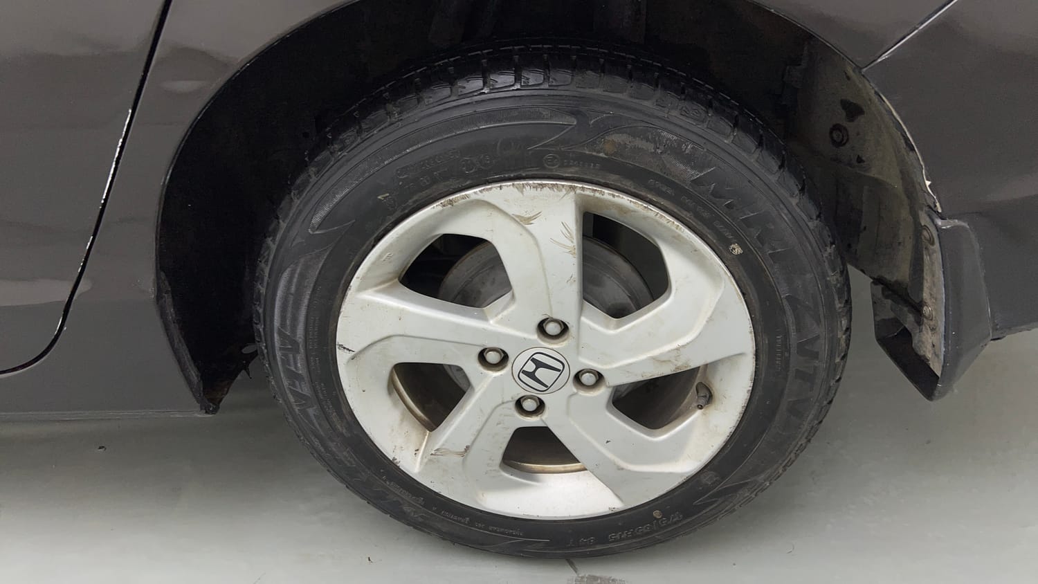 Used 2015 Honda City V Petrol Manual tyres LEFT REAR TYRE RIM VIEW