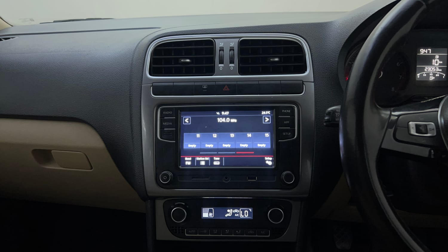 Used 2019 Volkswagen Ameo Highline Plus 1.0L (P) 16 Alloy Petrol Manual top_features Touch screen infotainment system