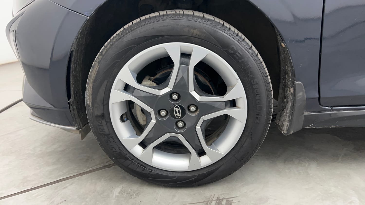 Used 2025 Hyundai i20 Sportz (O) 1.2 IVT Petrol Automatic tyres LEFT FRONT TYRE RIM VIEW