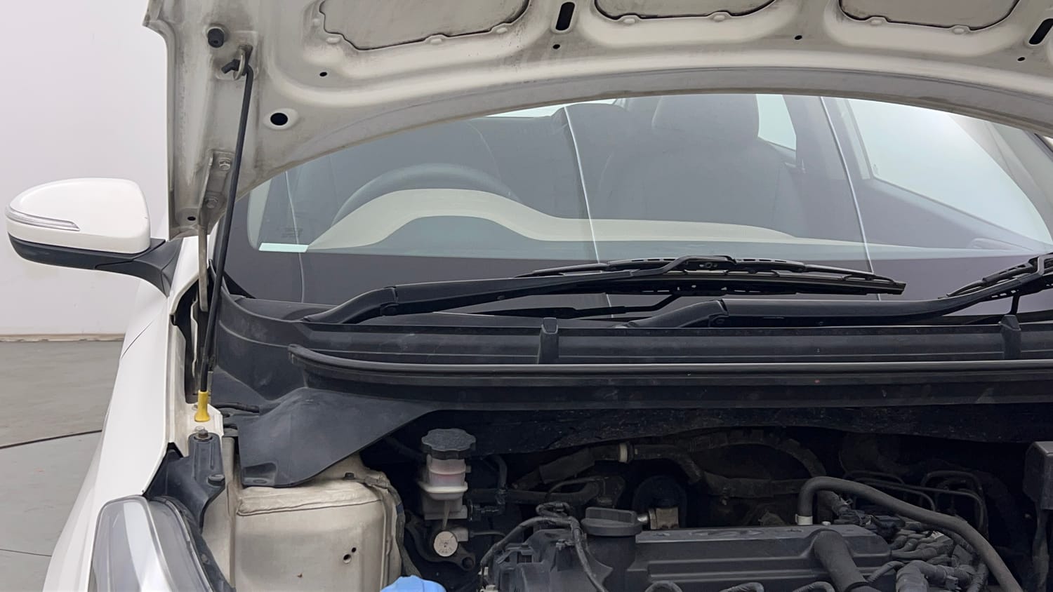 Used 2017 Hyundai Elite i20 Asta 1.2 Petrol Manual engine ENGINE RIGHT SIDE HINGE & APRON VIEW